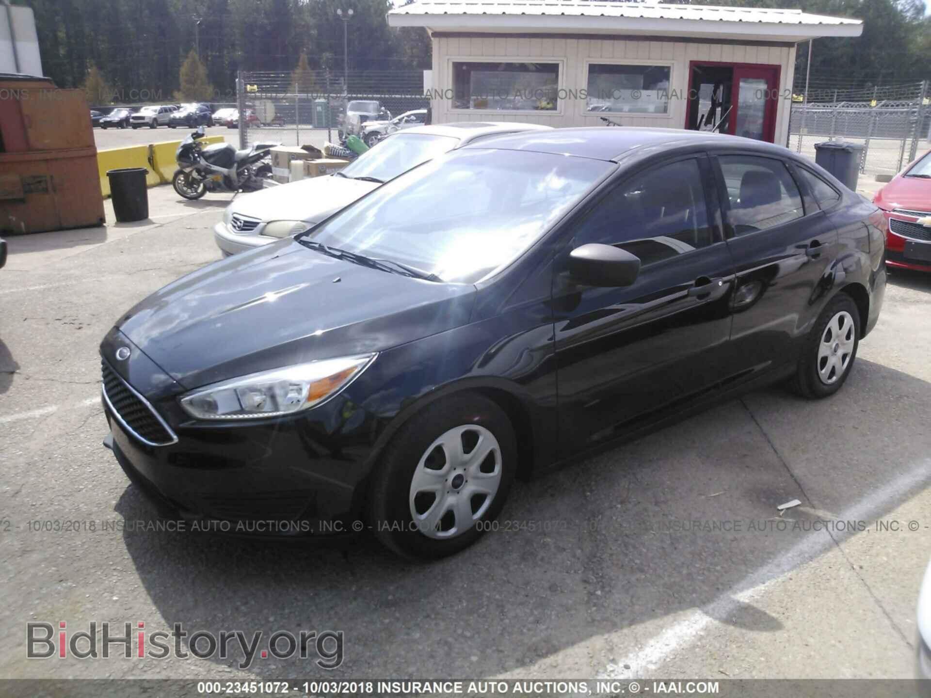 2017 Ford Focus - VIN: 1FADP3E22HL322471 - Photo 2