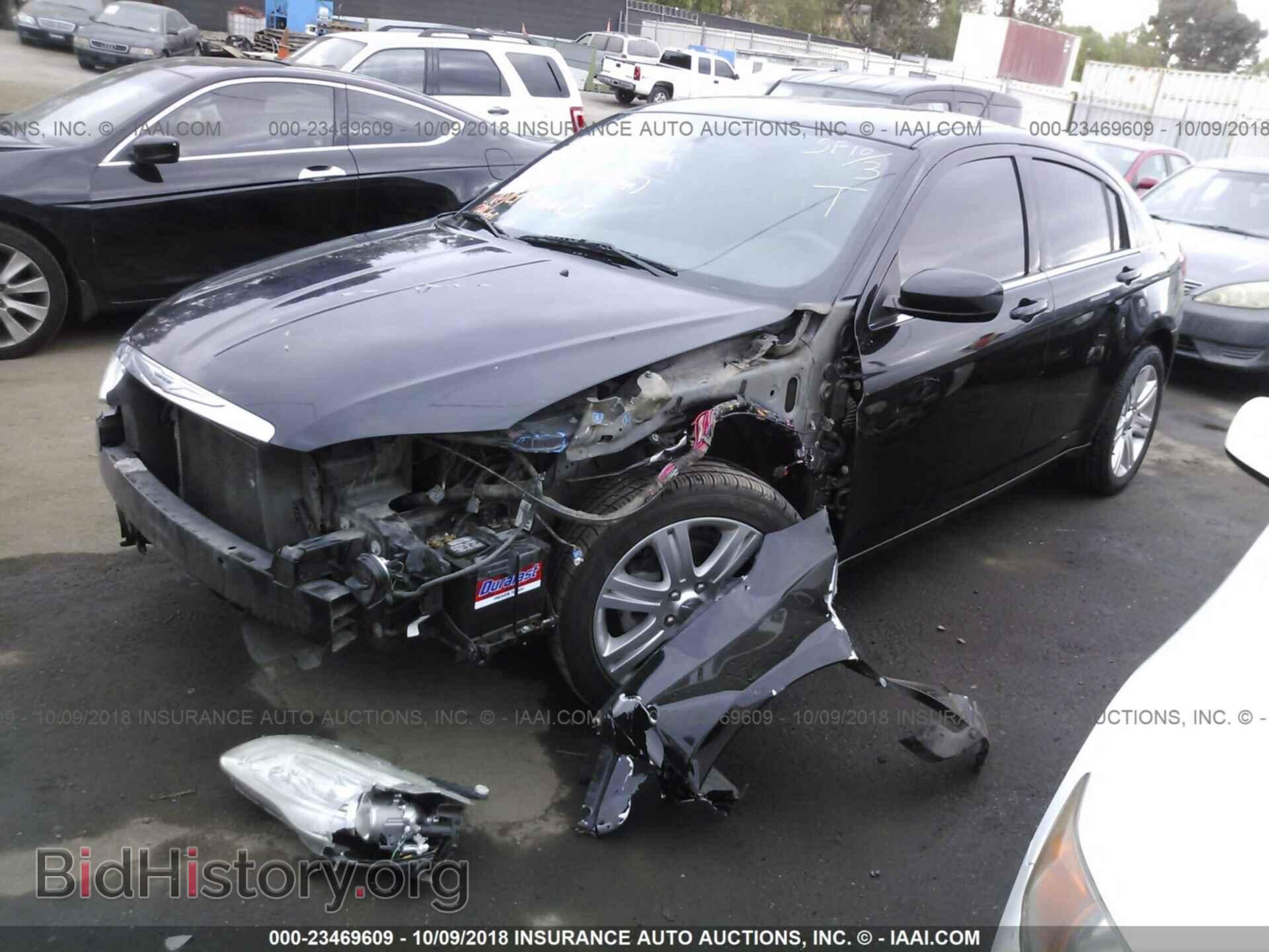 2013 Chrysler 200 - VIN: 1C3CCBAB8DN761517 - Photo 2