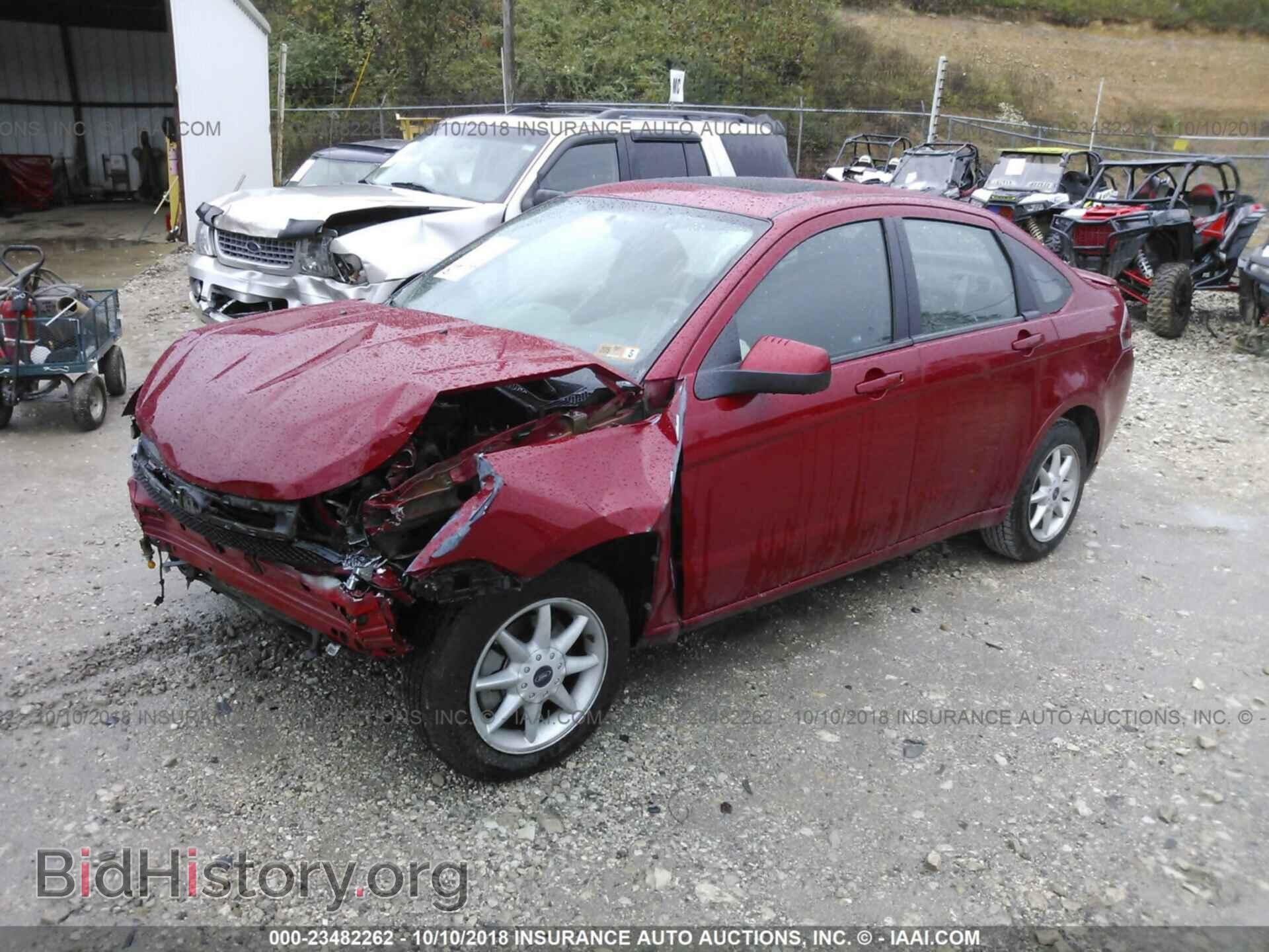 2011 Ford Focus - VIN: 1FAHP3GN1BW151744 - Фото 2