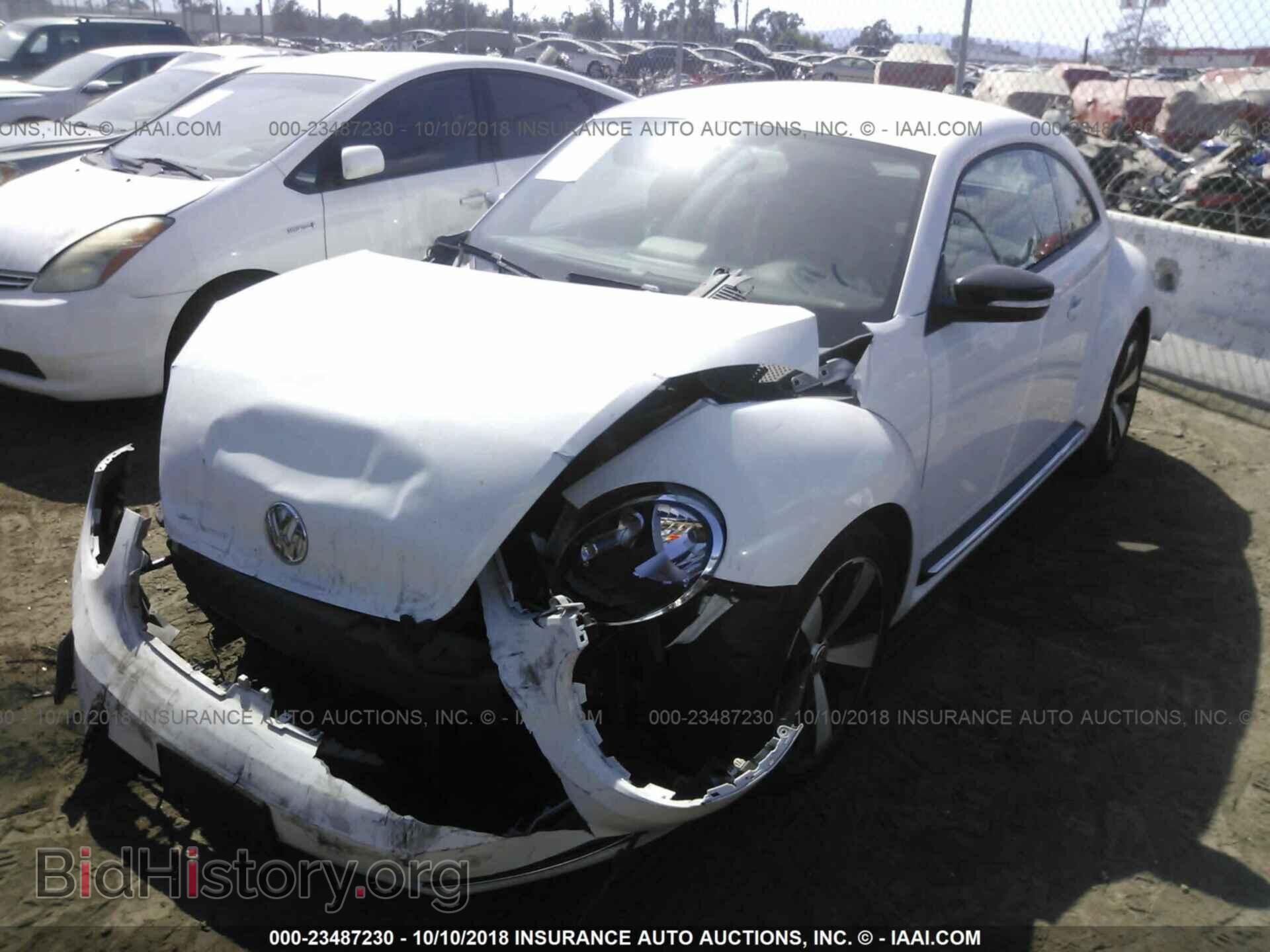 2012 Volkswagen Beetle - VIN: 3VWVA7AT7CM661981 - Фото 2