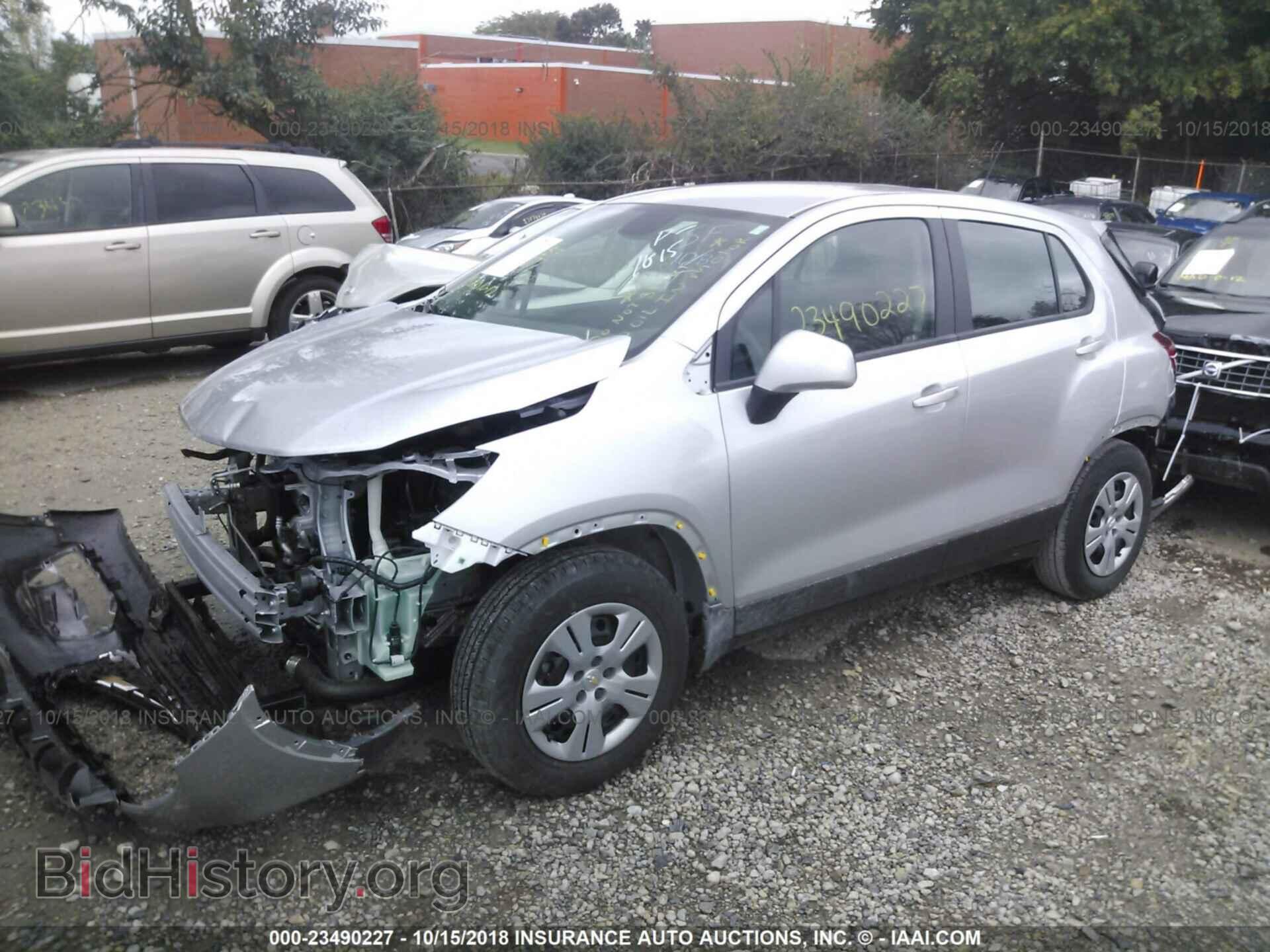 2018 Chevrolet Trax - VIN: KL7CJKSB4JB560563 - Фото 2