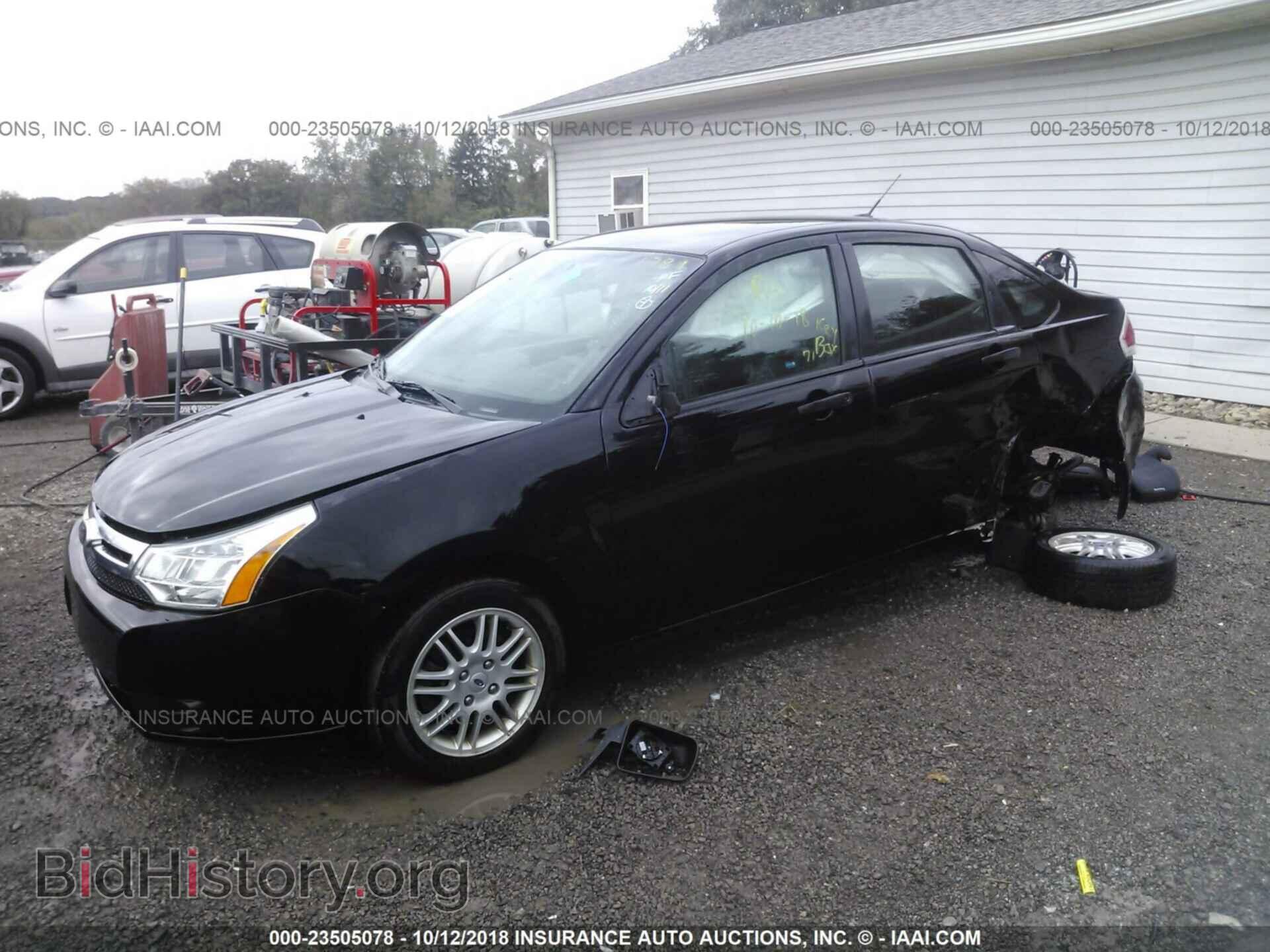 2011 Ford Focus - VIN: 1FAHP3FN2BW101789 - Photo 2