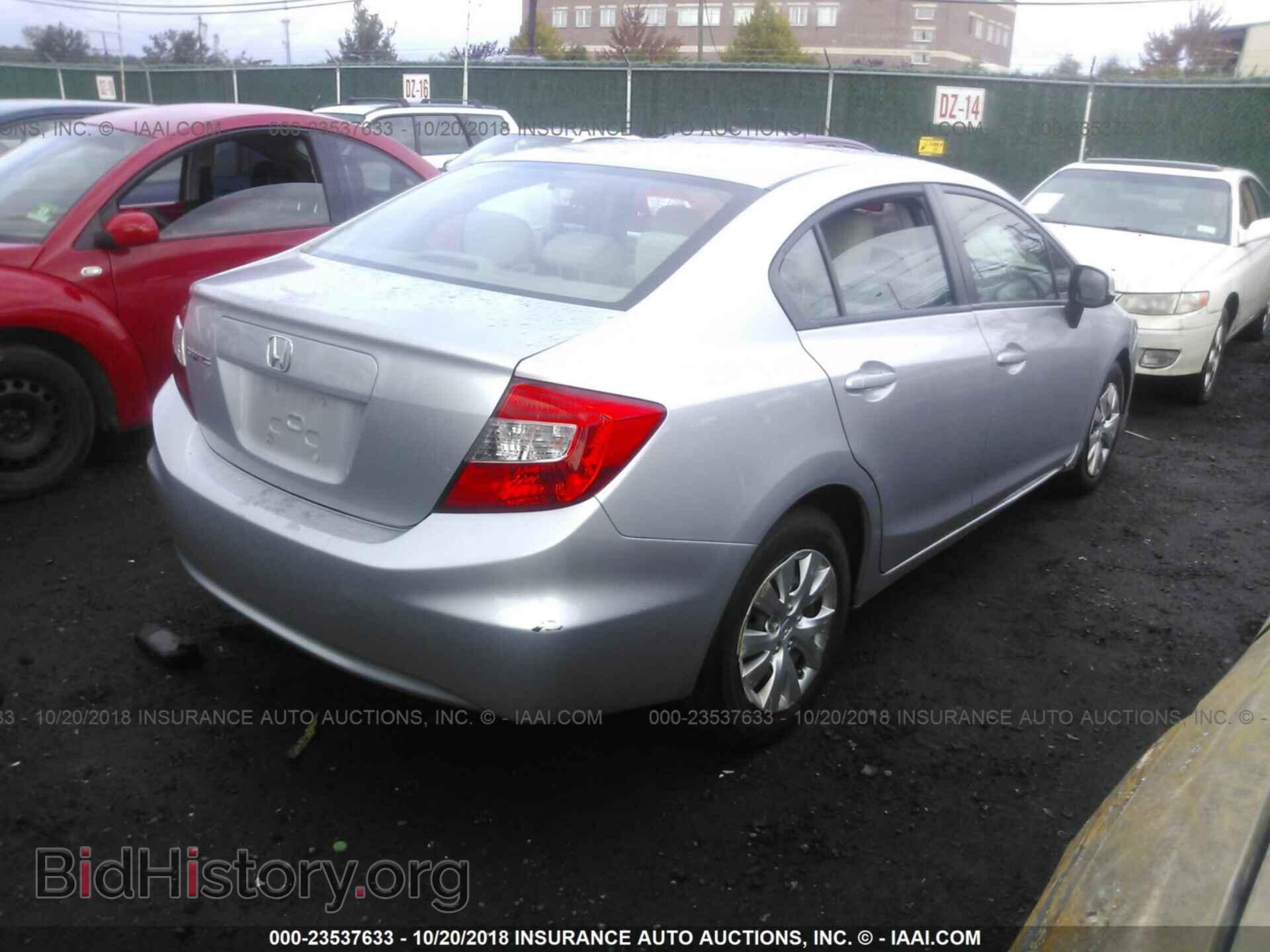 2012 Honda Civic - VIN: 2HGFB2F58CH310014 - Photo 4
