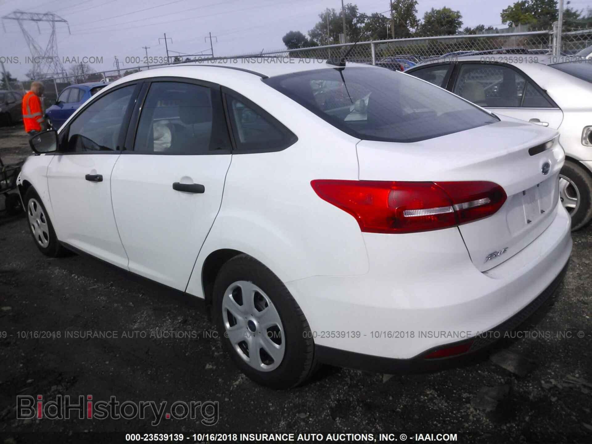 2018 Ford Focus - VIN: 1FADP3E22JL227463 - Photo 3