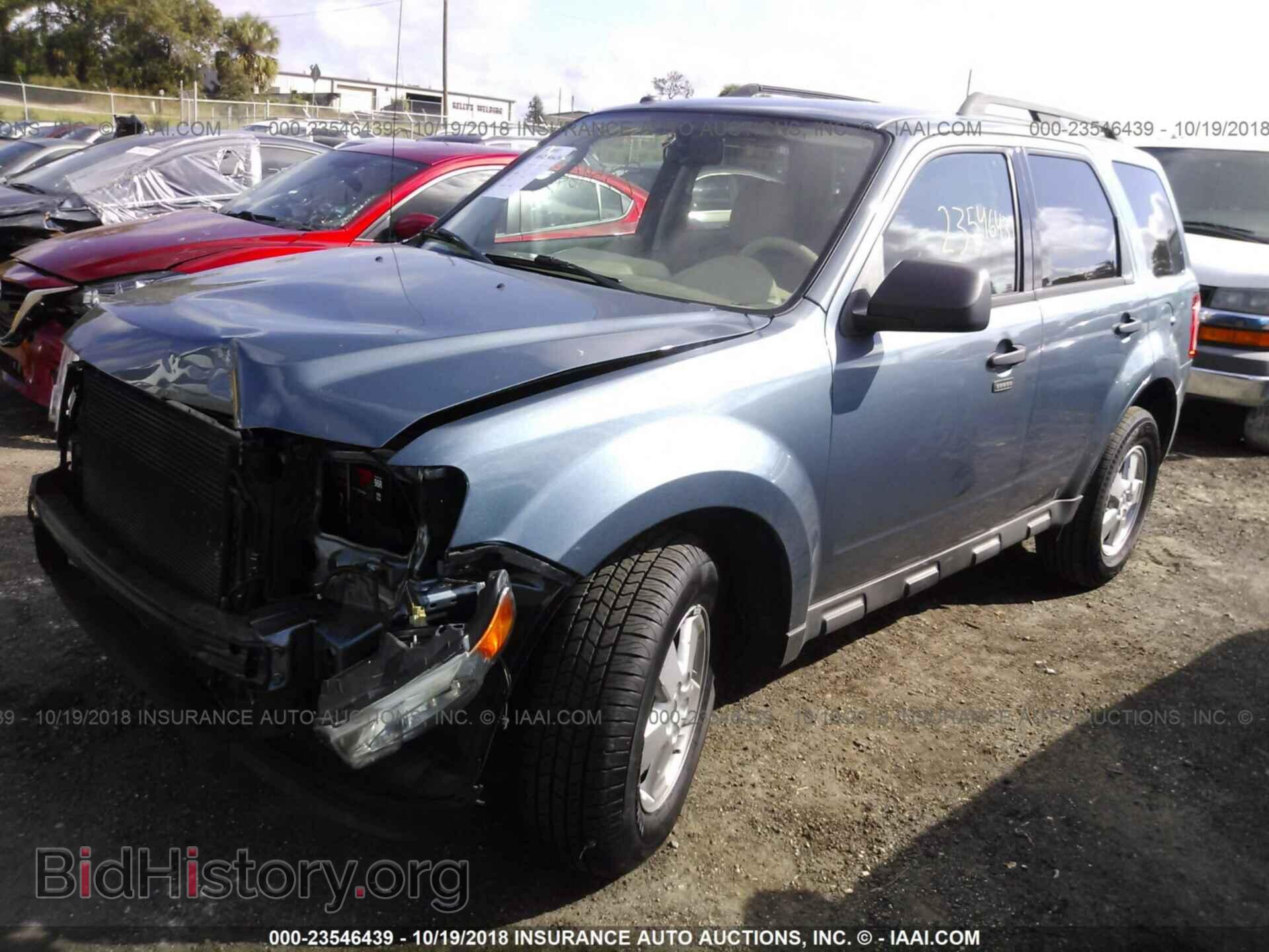 2011 Ford Escape - VIN: 1FMCU0DG6BKC70443 - Photo 2