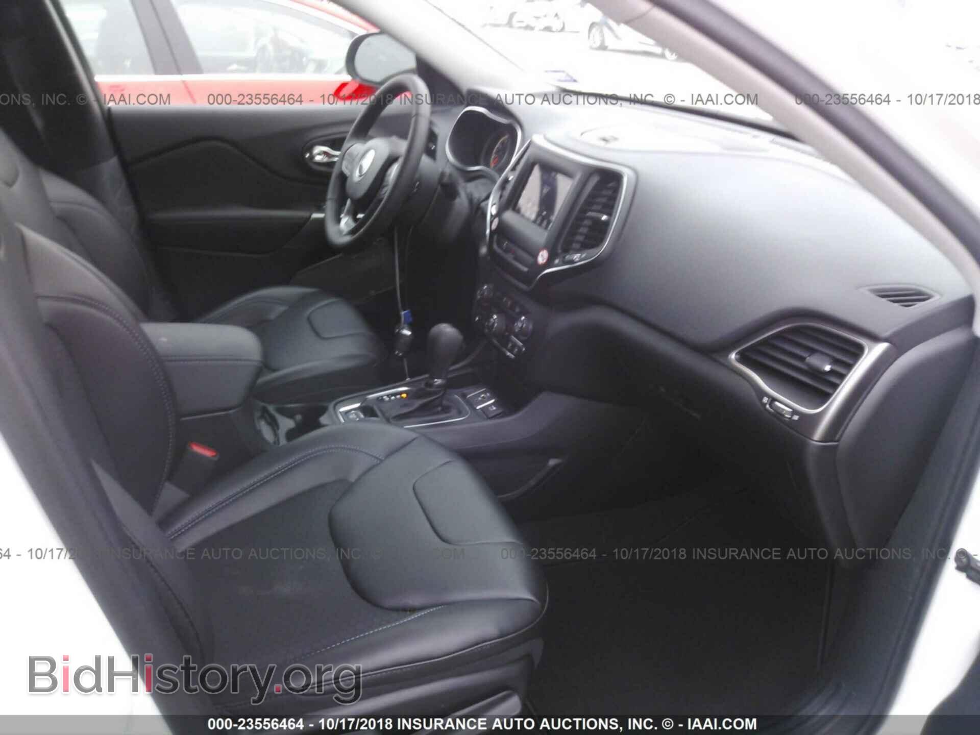 2019 Jeep Cherokee - VIN: 1C4PJLLB2KD316490 - Photo 5