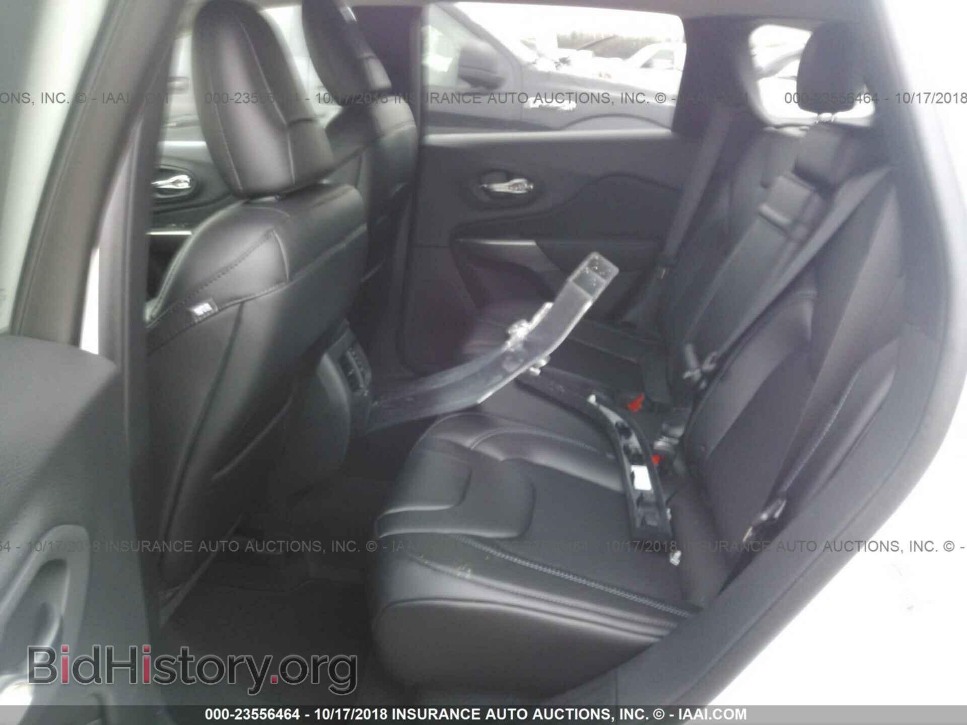 2019 Jeep Cherokee - VIN: 1C4PJLLB2KD316490 - Photo 8