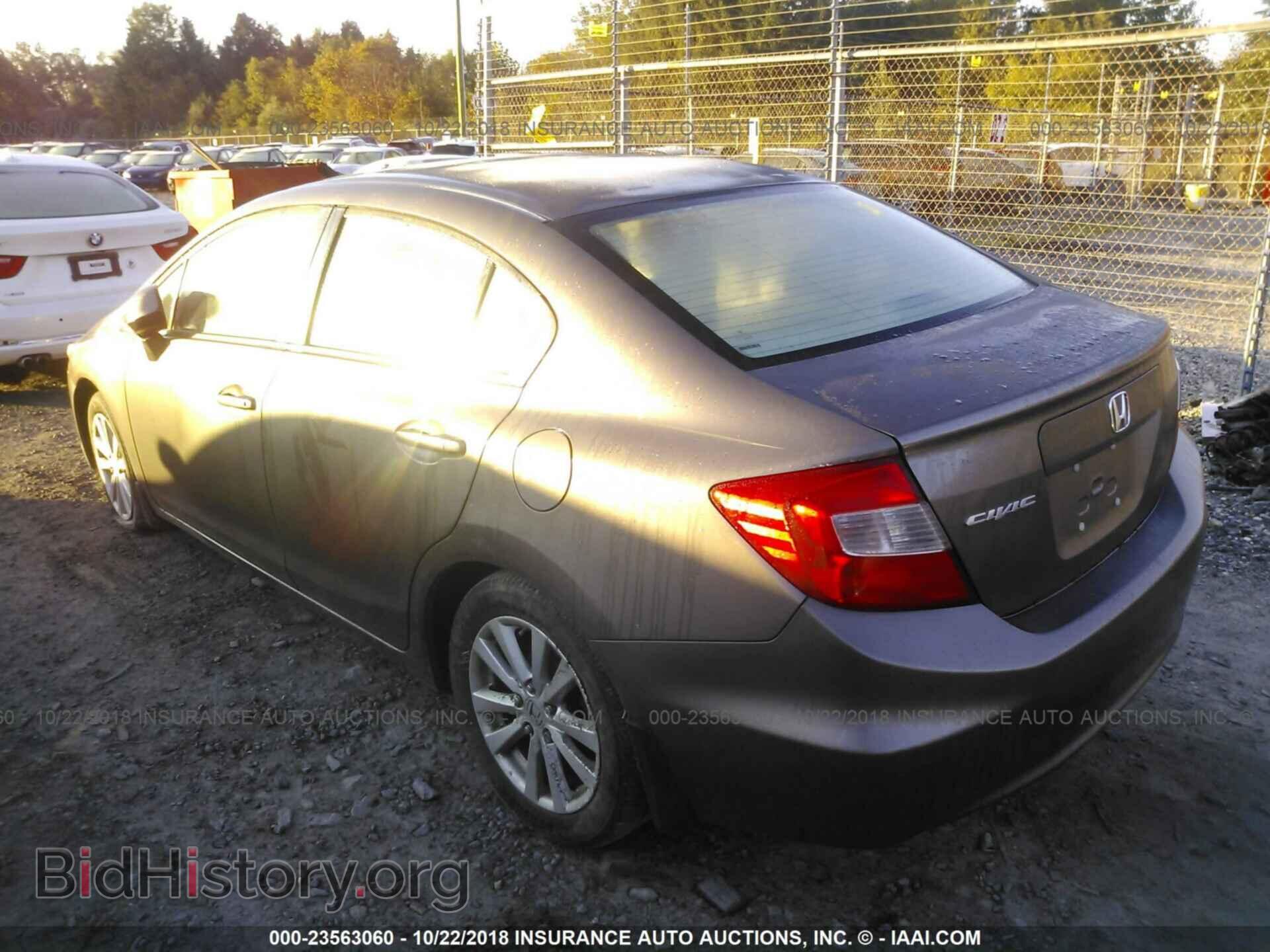 2012 Honda Civic - VIN: 2HGFB2F84CH521057 - Photo 3