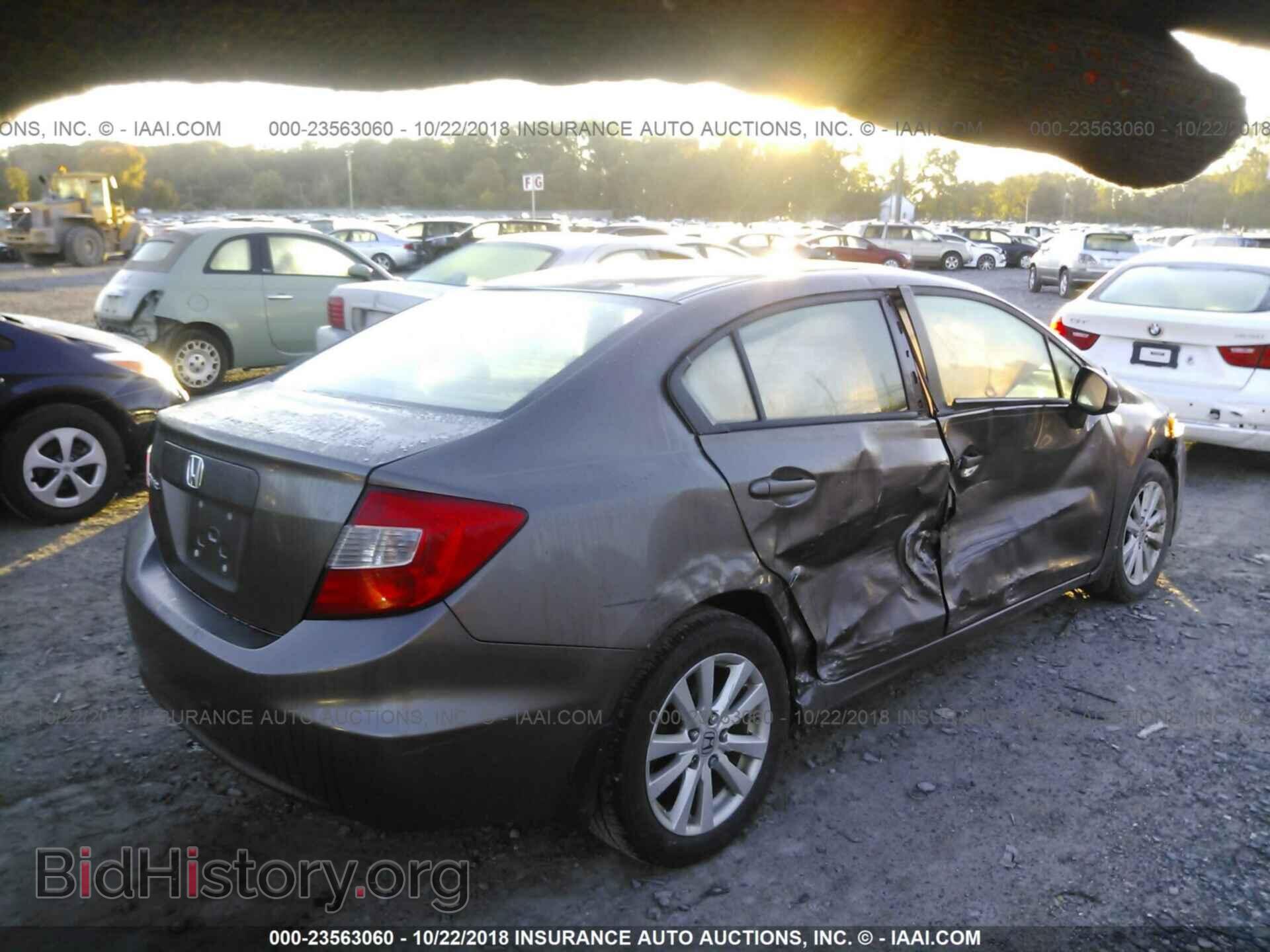 2012 Honda Civic - VIN: 2HGFB2F84CH521057 - Photo 4