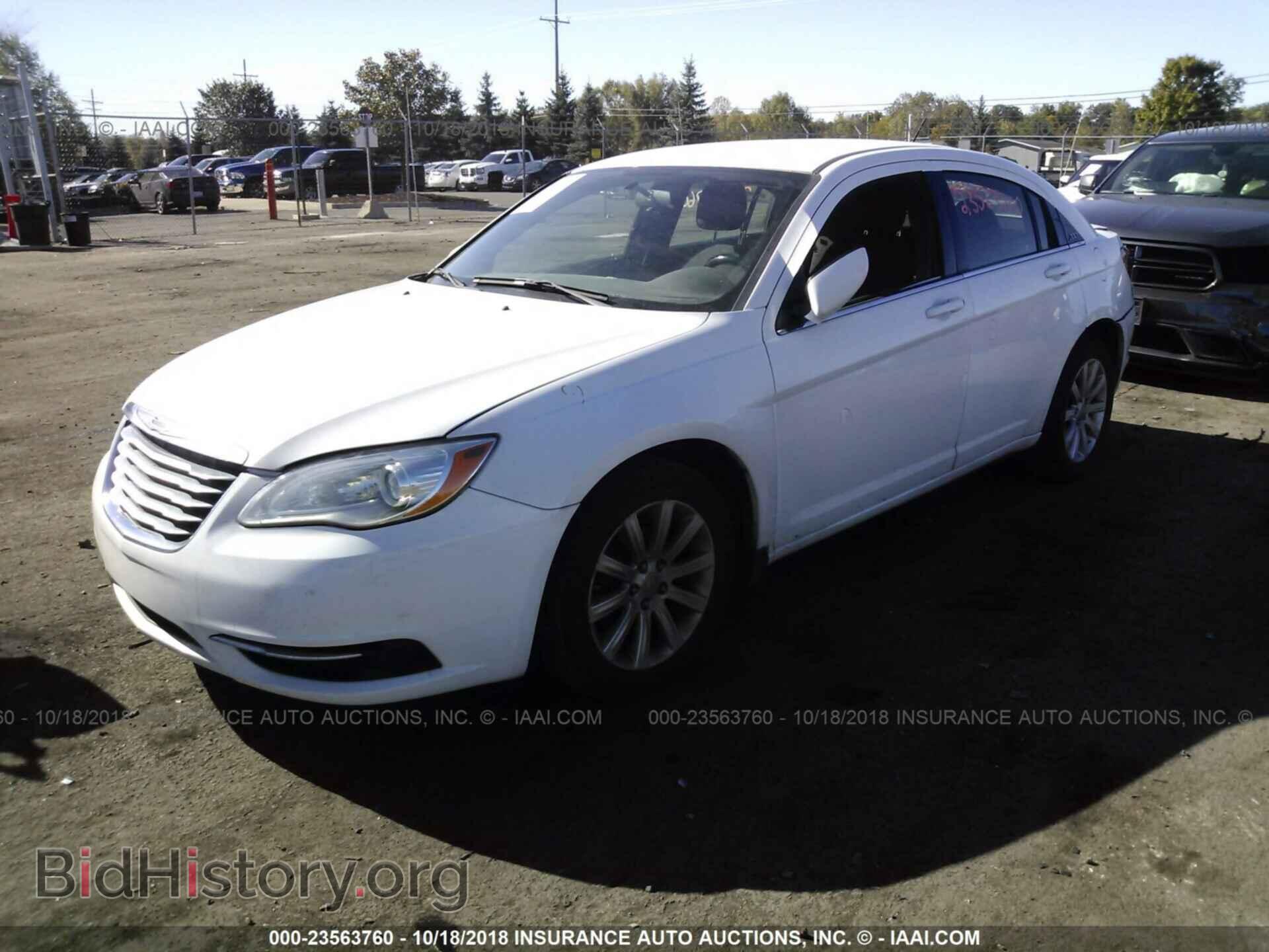 2014 Chrysler 200 - VIN: 1C3CCBBB1EN150261 - Фото 2