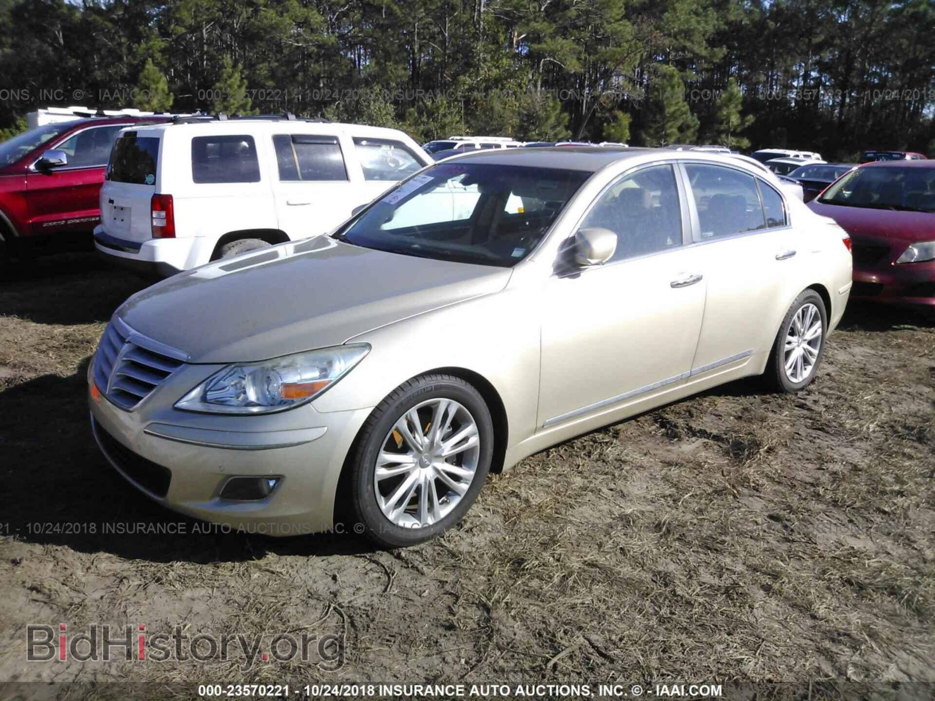 2011 Hyundai Genesis - VIN: KMHGC4DF4BU117972 - Фото 2
