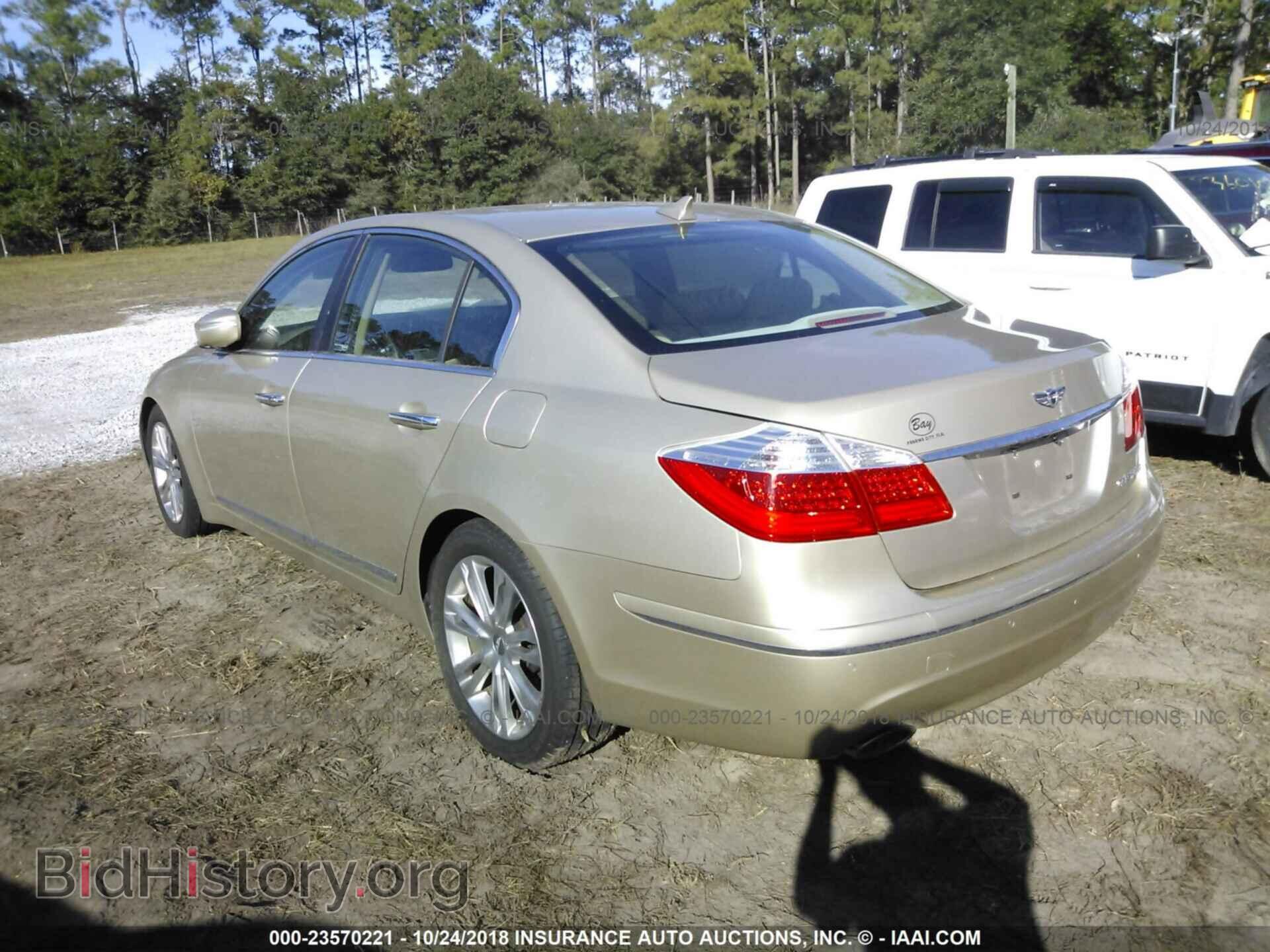 2011 Hyundai Genesis - VIN: KMHGC4DF4BU117972 - Фото 3
