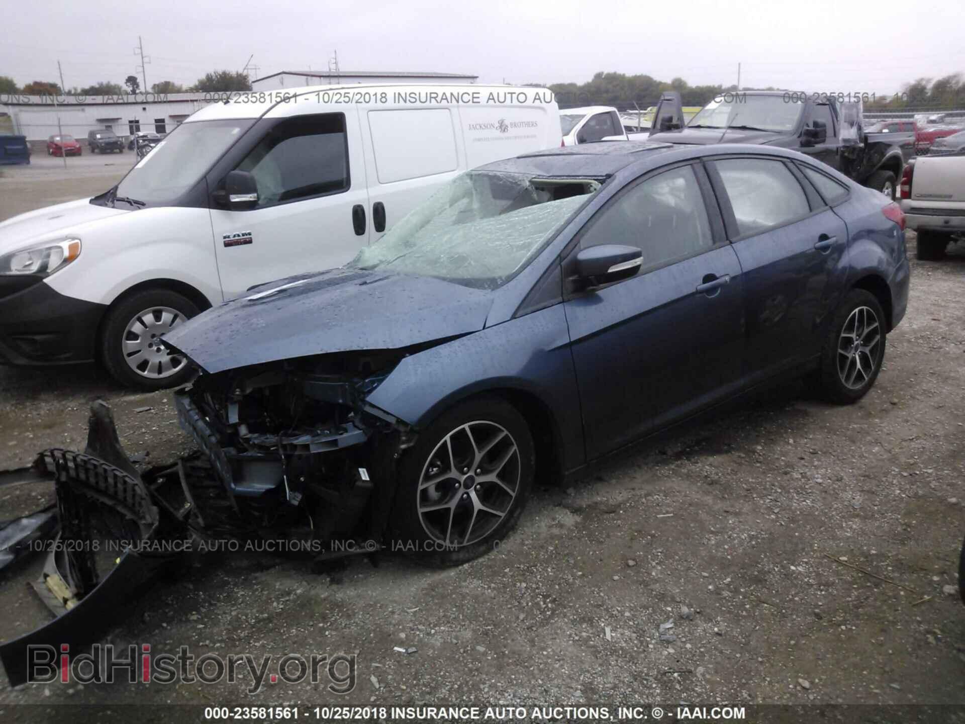 2018 Ford Focus - VIN: 1FADP3H21JL246615 - Фото 2