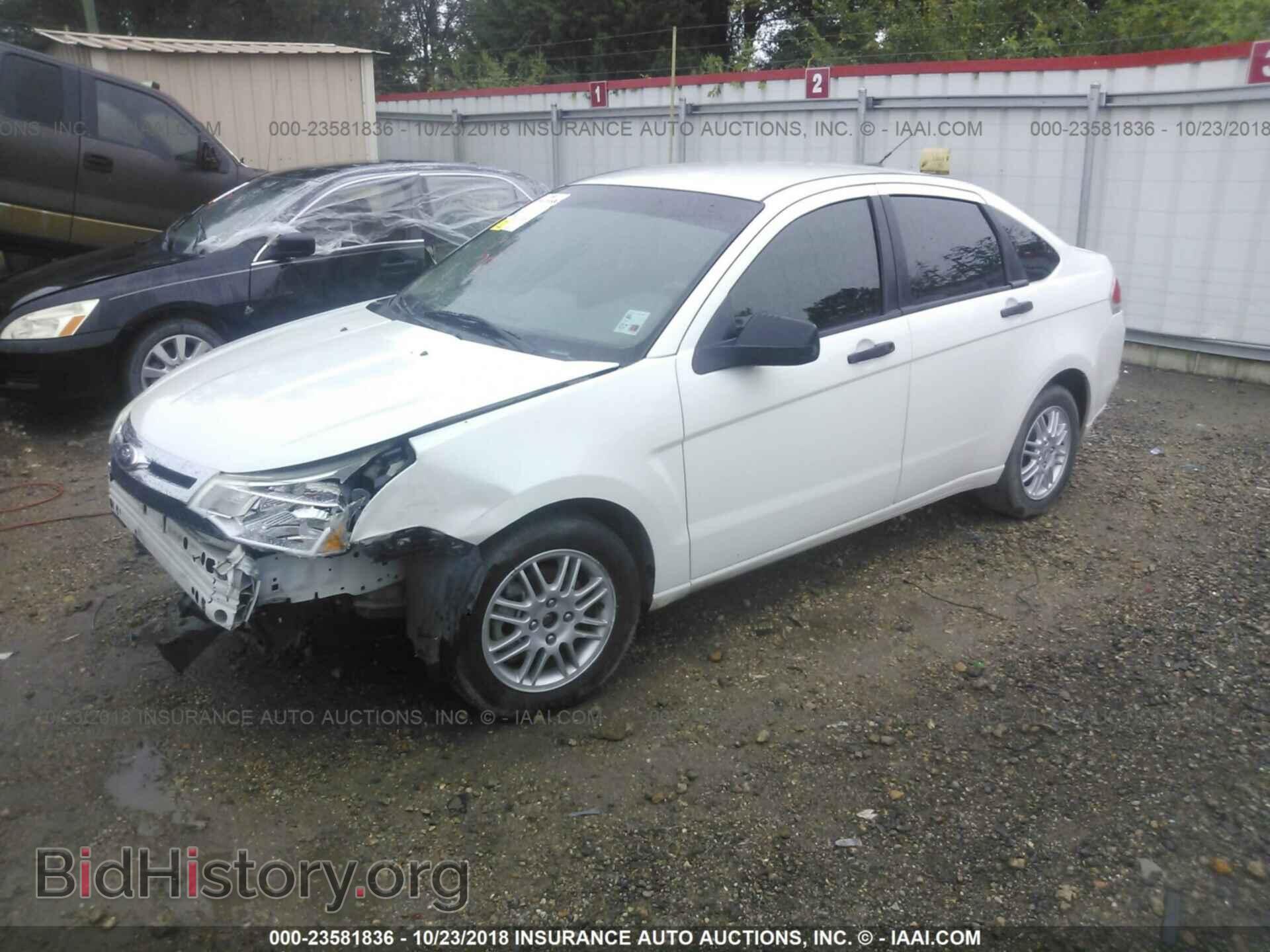 2011 Ford Focus - VIN: 1FAHP3FN3BW124532 - Фото 2