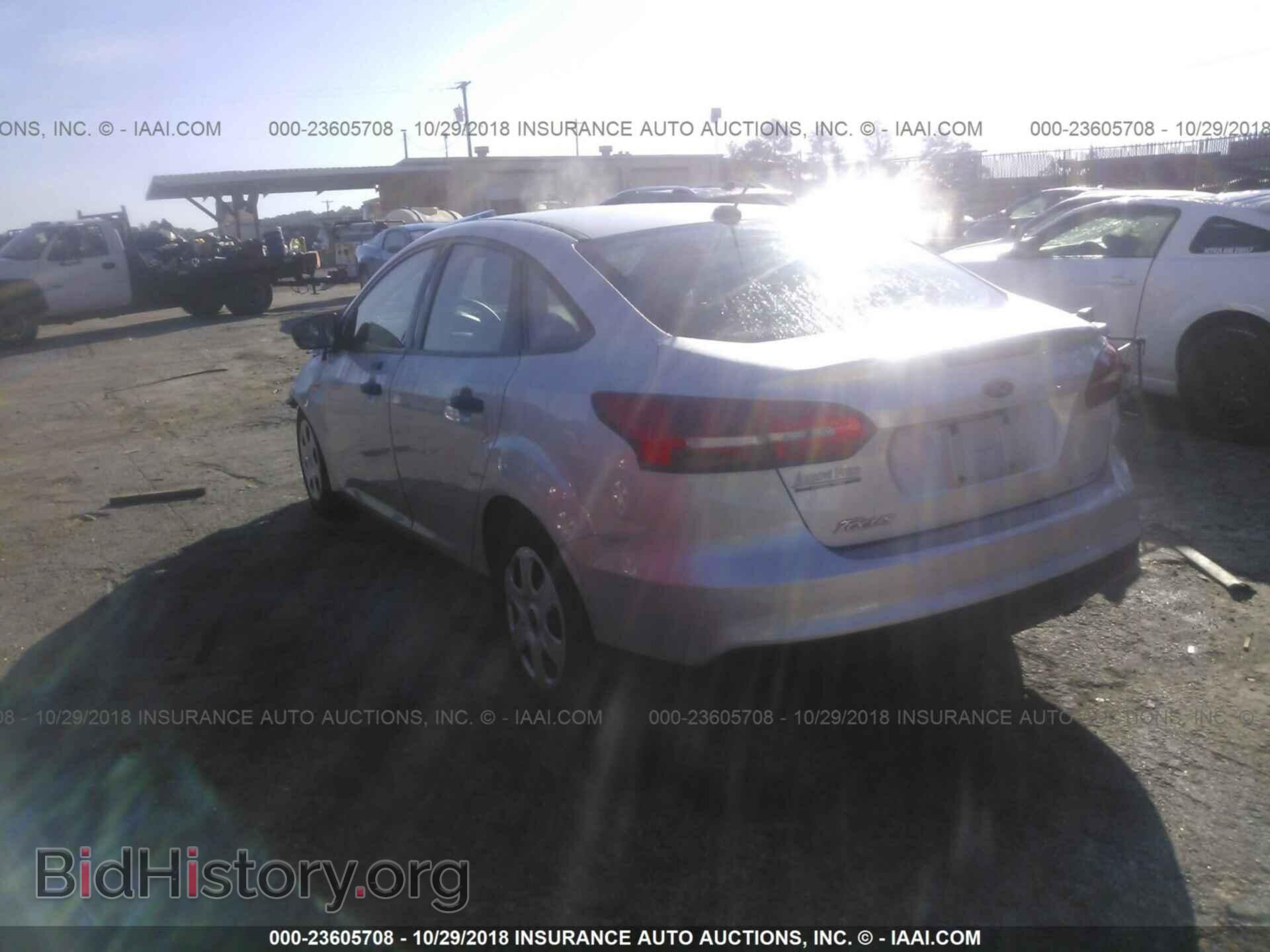 2016 Ford Focus - VIN: 1FADP3E28GL220932 - Photo 3