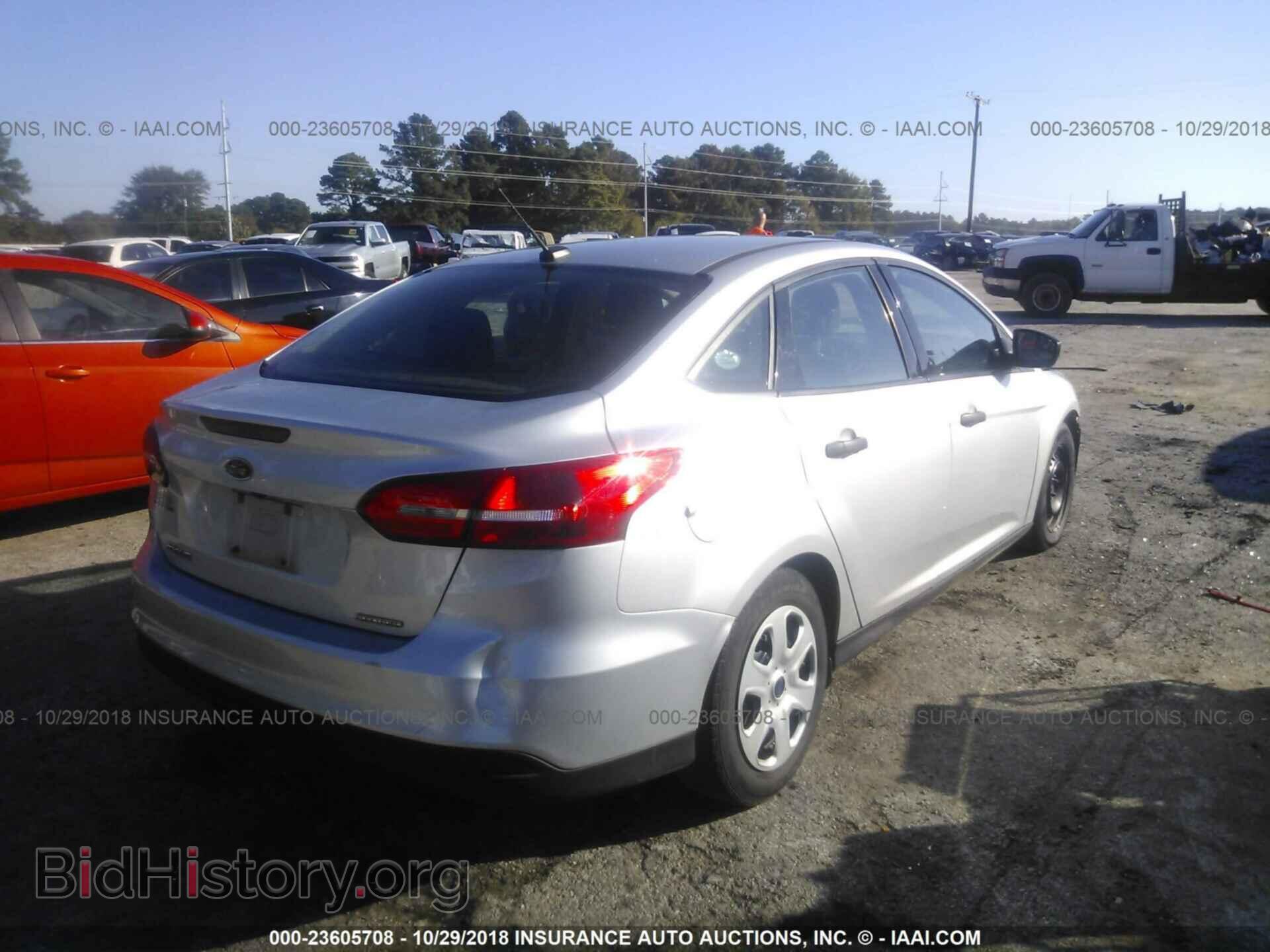 2016 Ford Focus - VIN: 1FADP3E28GL220932 - Photo 4