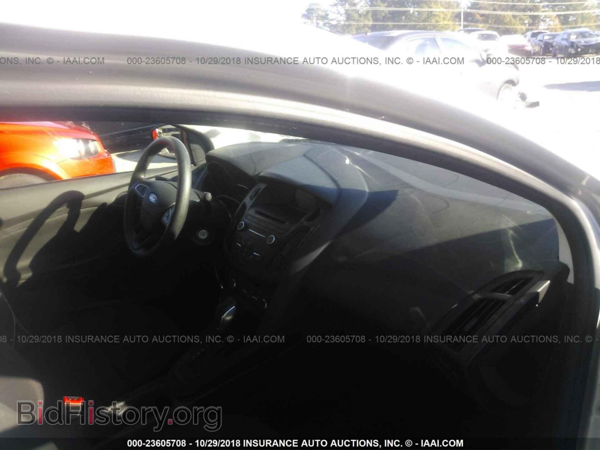 2016 Ford Focus - VIN: 1FADP3E28GL220932 - Photo 5