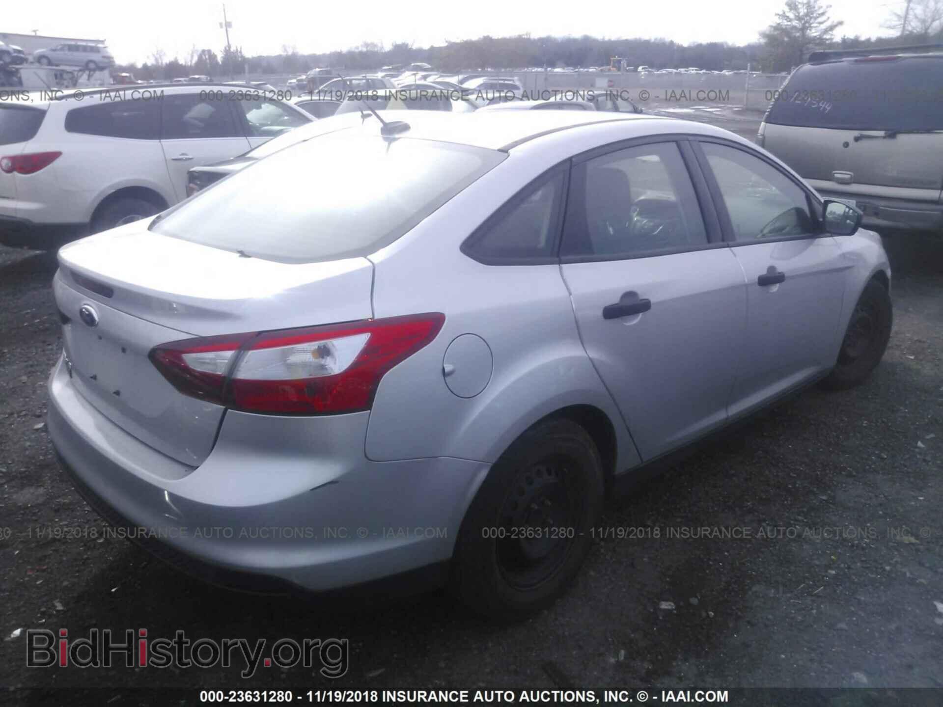 2012 Ford Focus - VIN: 1FAHP3E28CL129560 - Photo 4