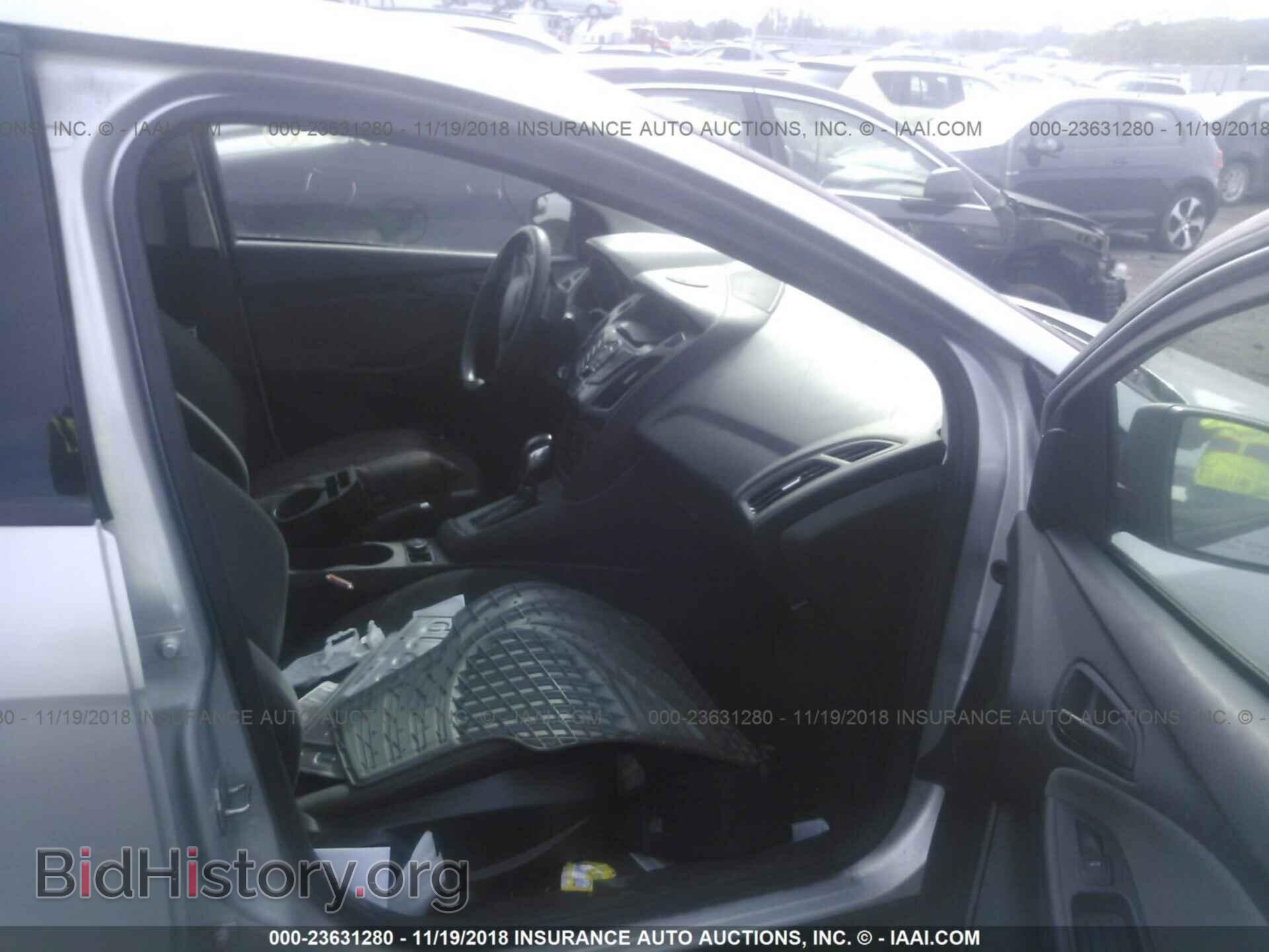2012 Ford Focus - VIN: 1FAHP3E28CL129560 - Photo 5