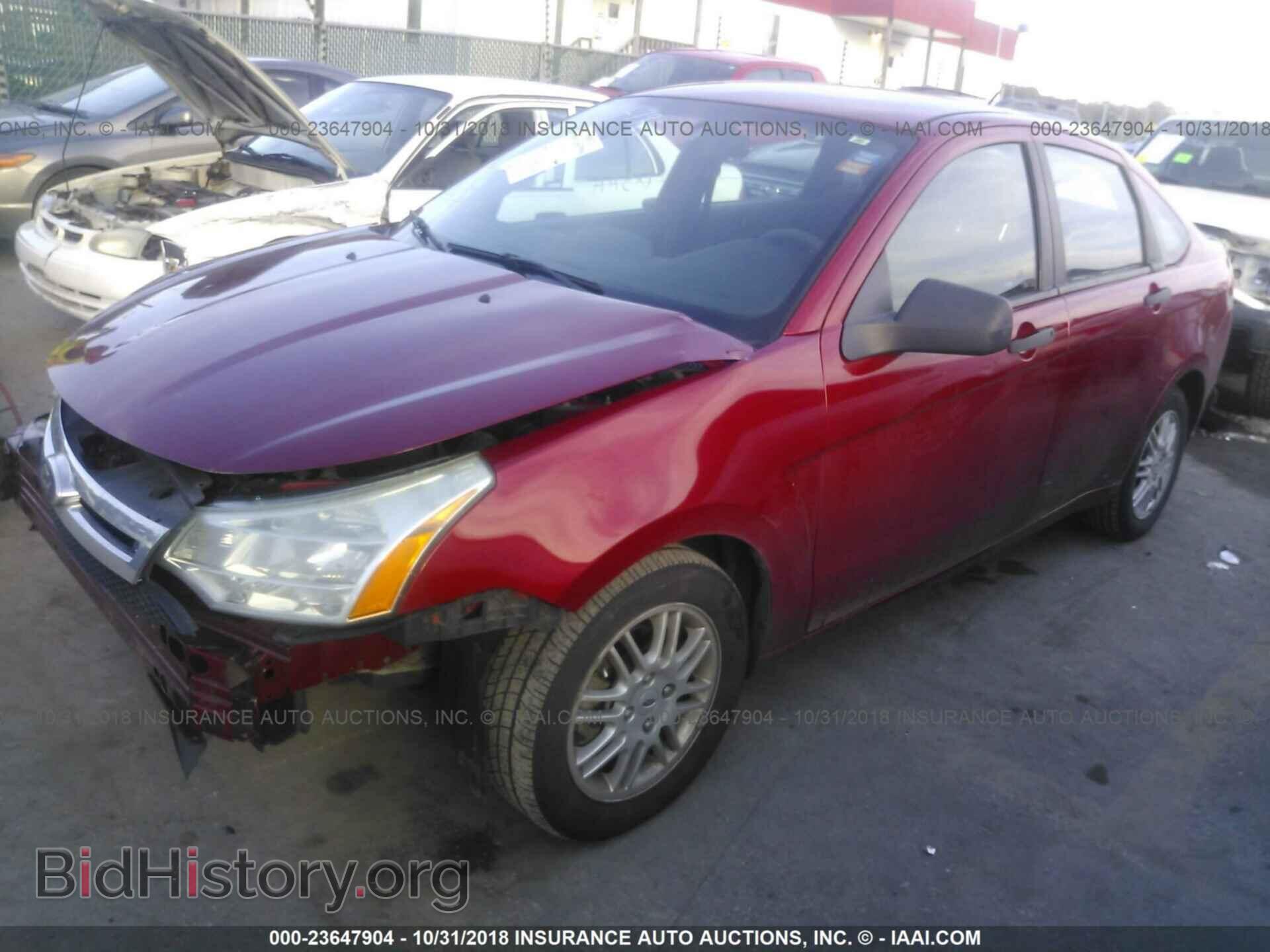 2011 Ford Focus - VIN: 1FAHP3FN8BW129256 - Фото 2