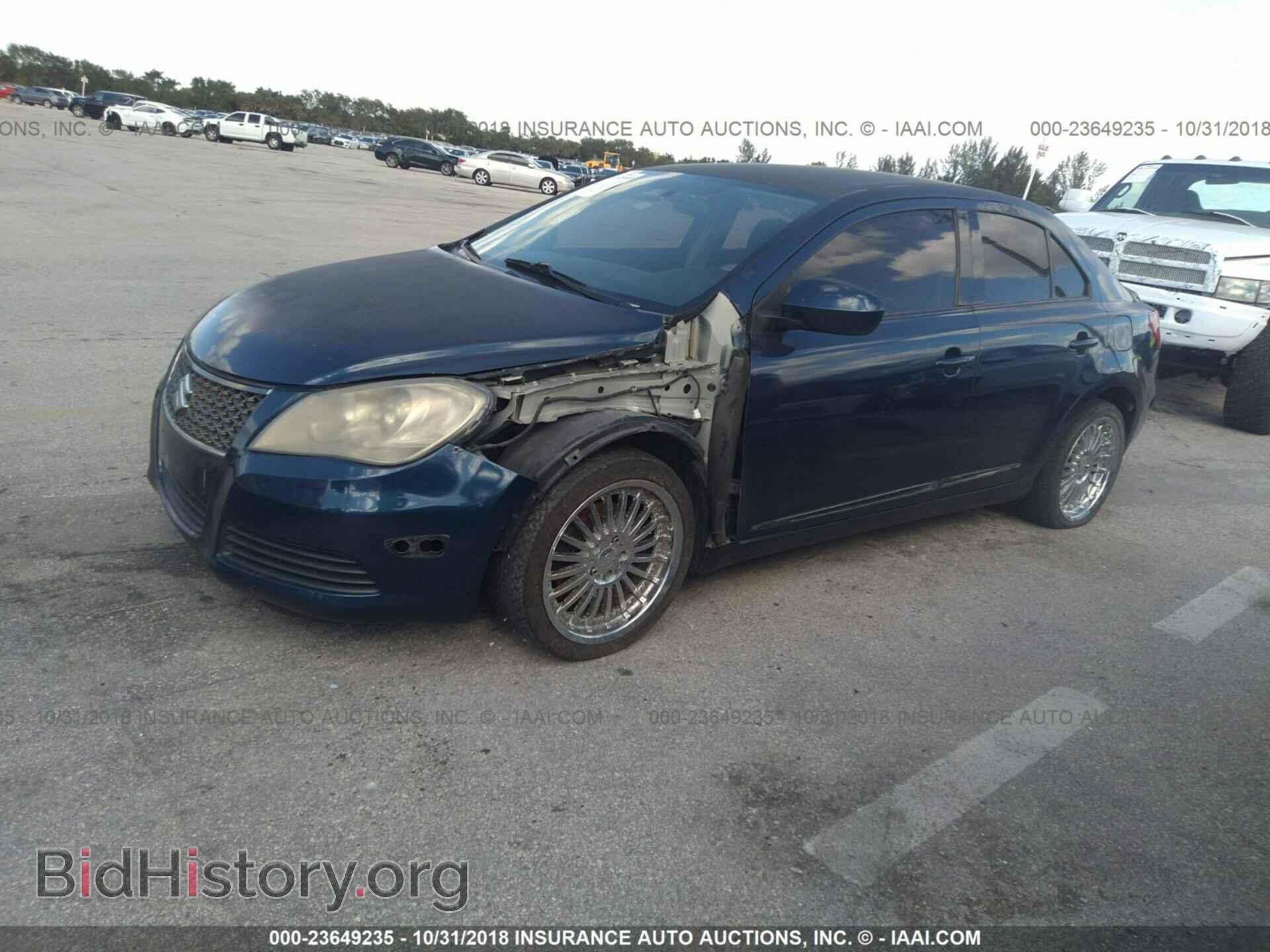 2011 Suzuki Kizashi - VIN: JS2RF9A30B6110460 - Photo 2