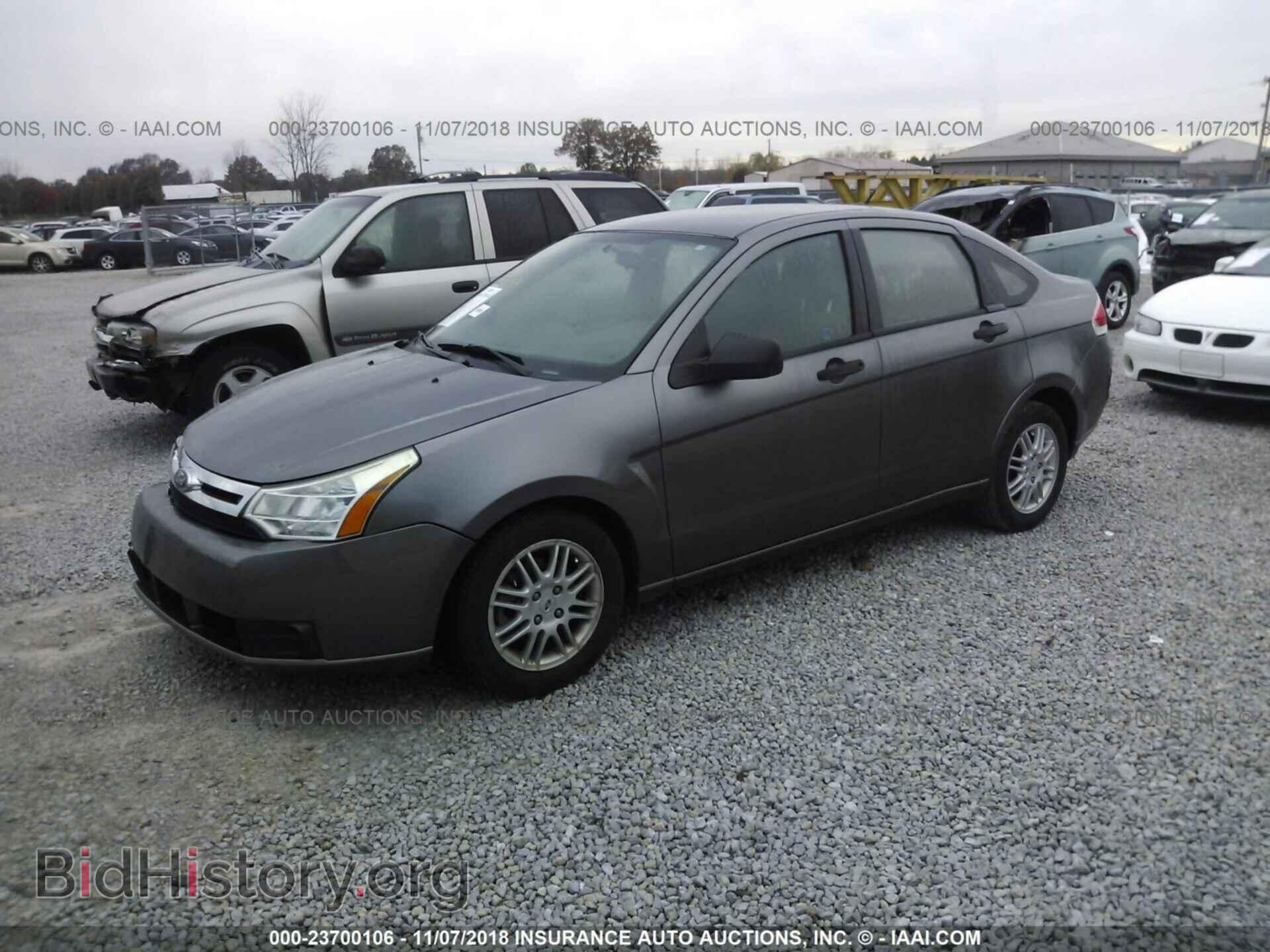 2011 Ford Focus - VIN: 1FAHP3FN5BW153076 - Photo 2