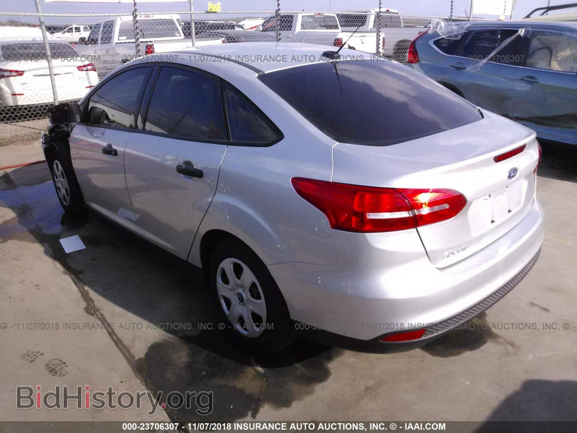 2018 Ford Focus - VIN: 1FADP3E24JL235953 - Photo 3