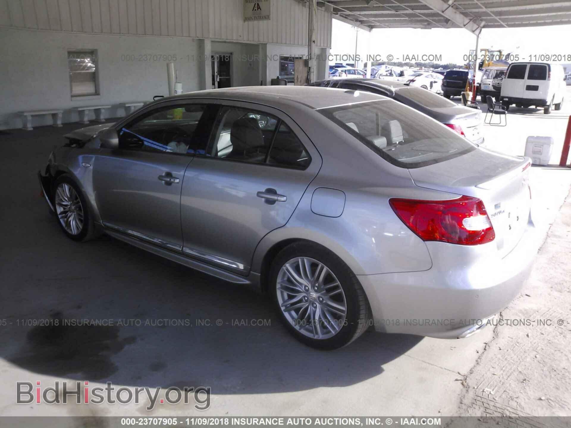 2011 Suzuki Kizashi - VIN: JS2RF9A81B6110530 - Photo 3