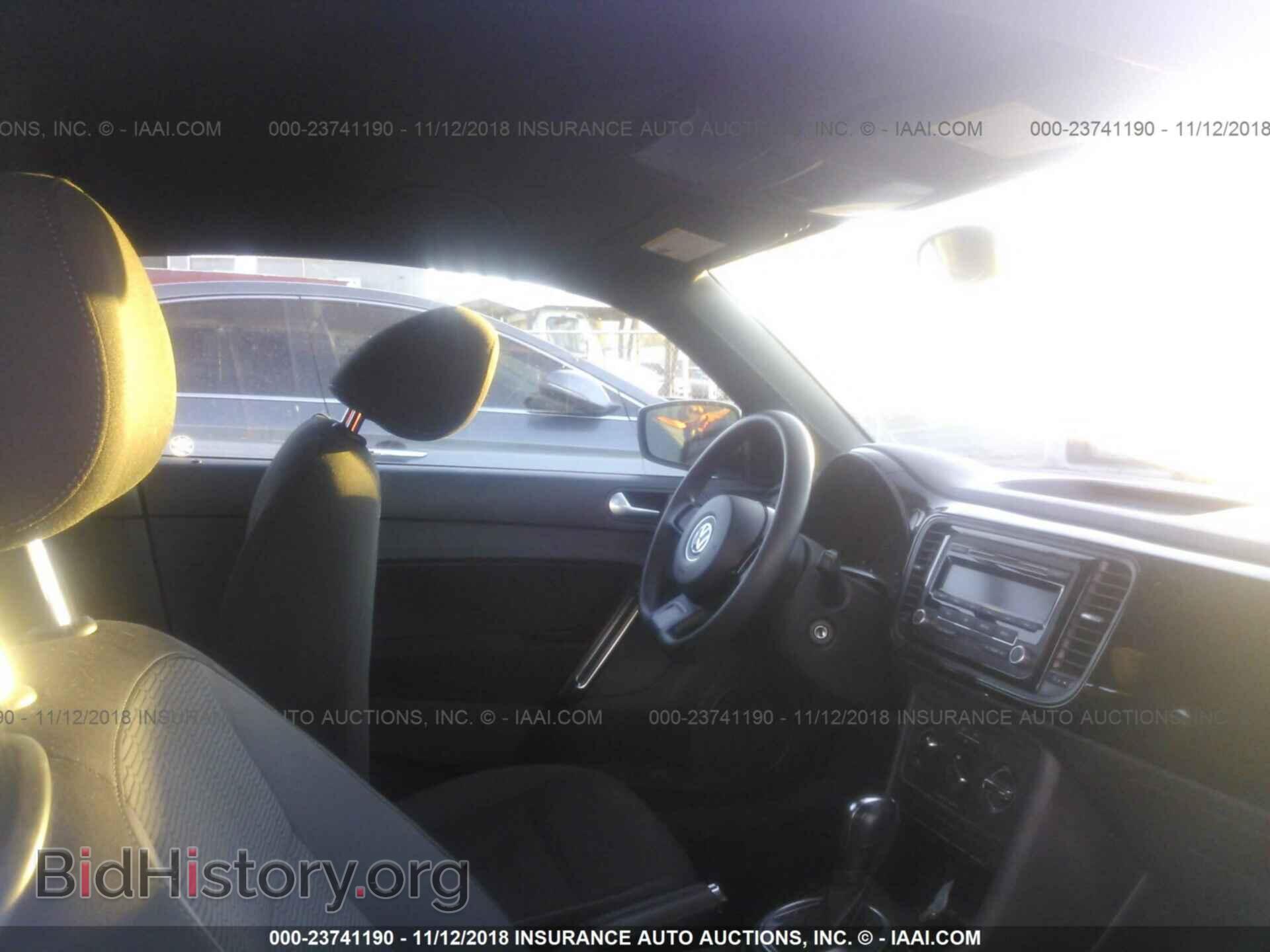 2012 Volkswagen Beetle - VIN: 3VWFP7AT3CM623229 - Фото 5