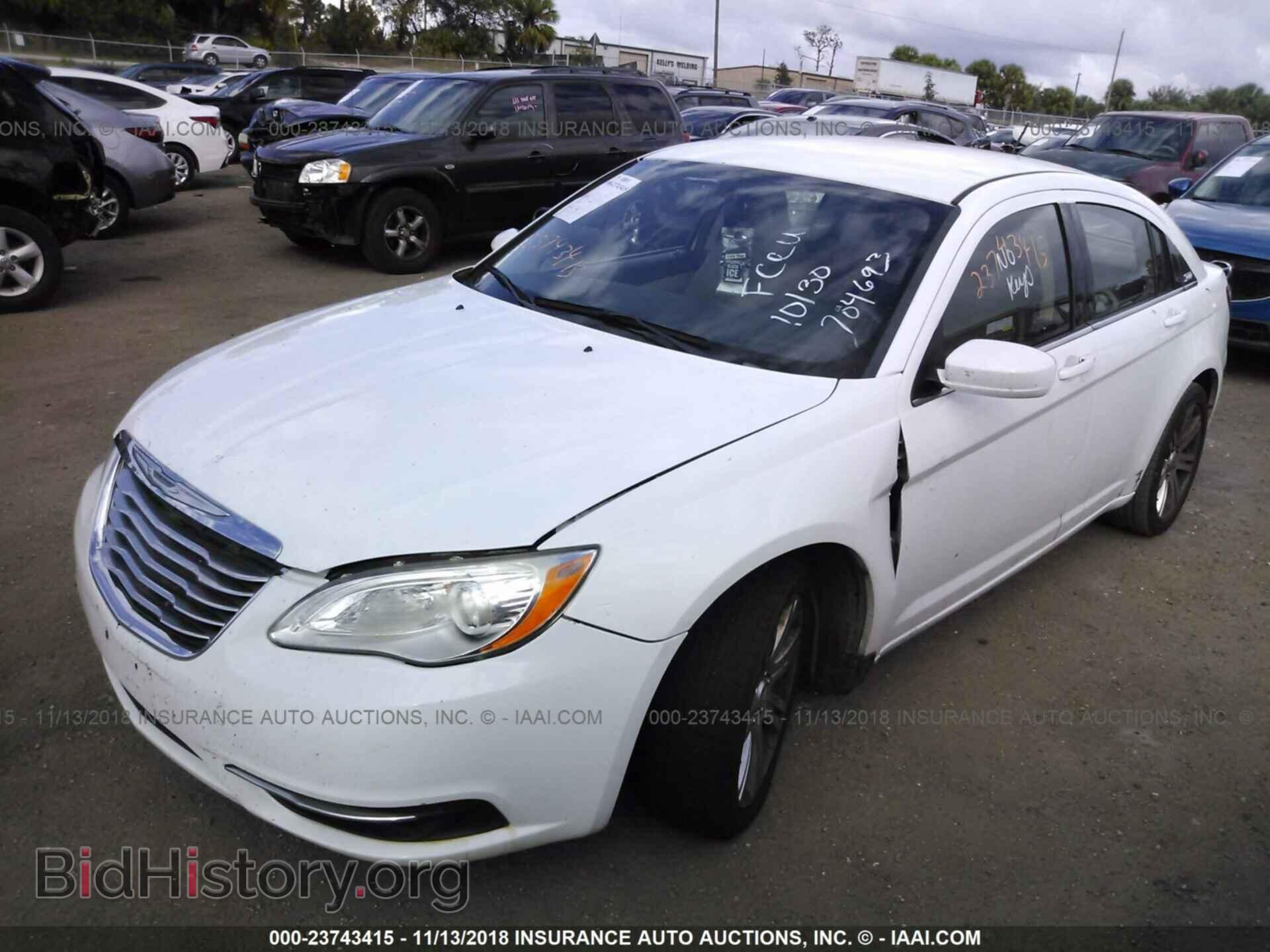 2013 CHRYSLER 200 - VIN: 1C3CCBAB7DN704693 - Фото 2