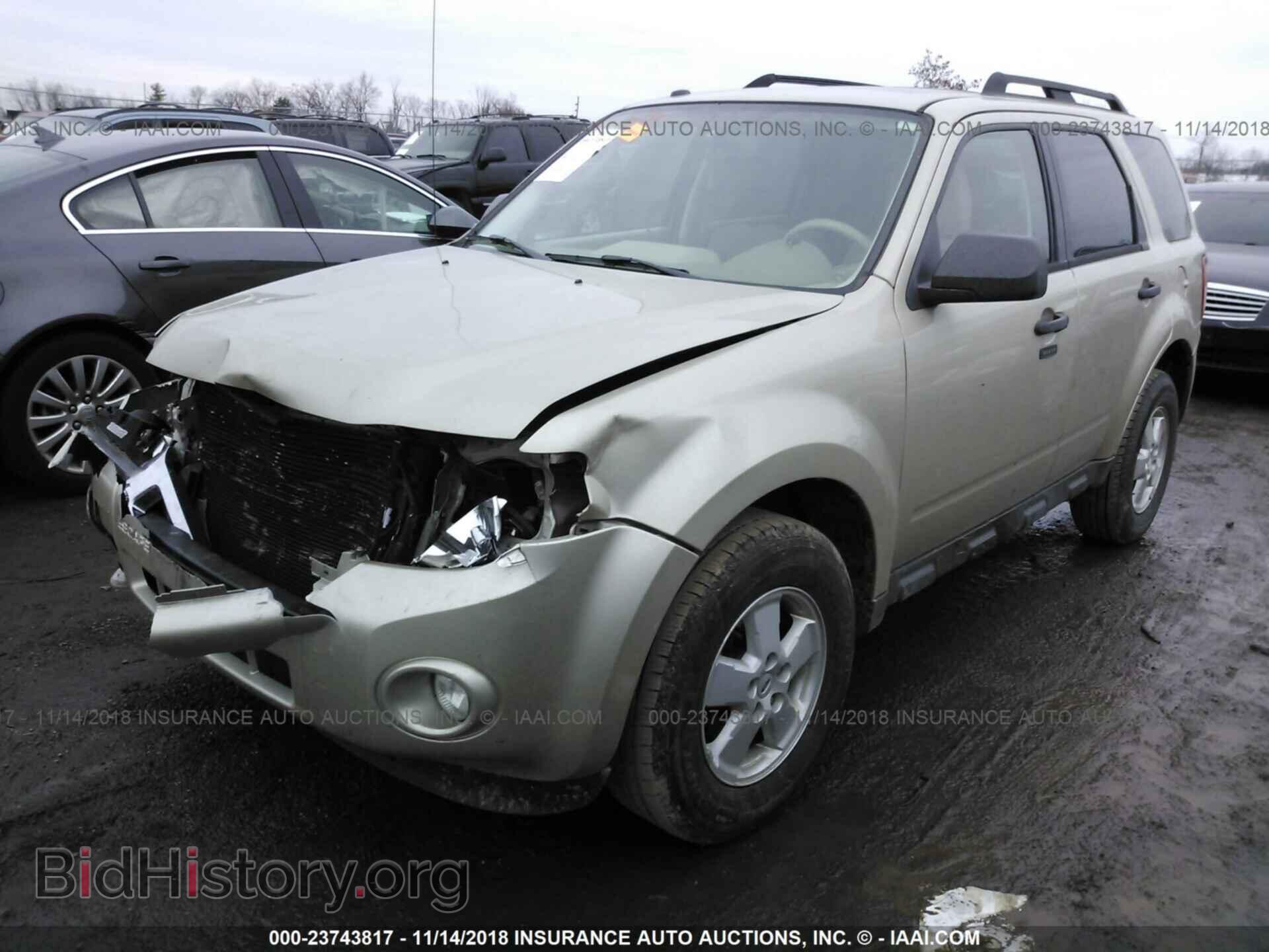 2011 Ford Escape - VIN: 1FMCU0DG0BKB12096 - Photo 2