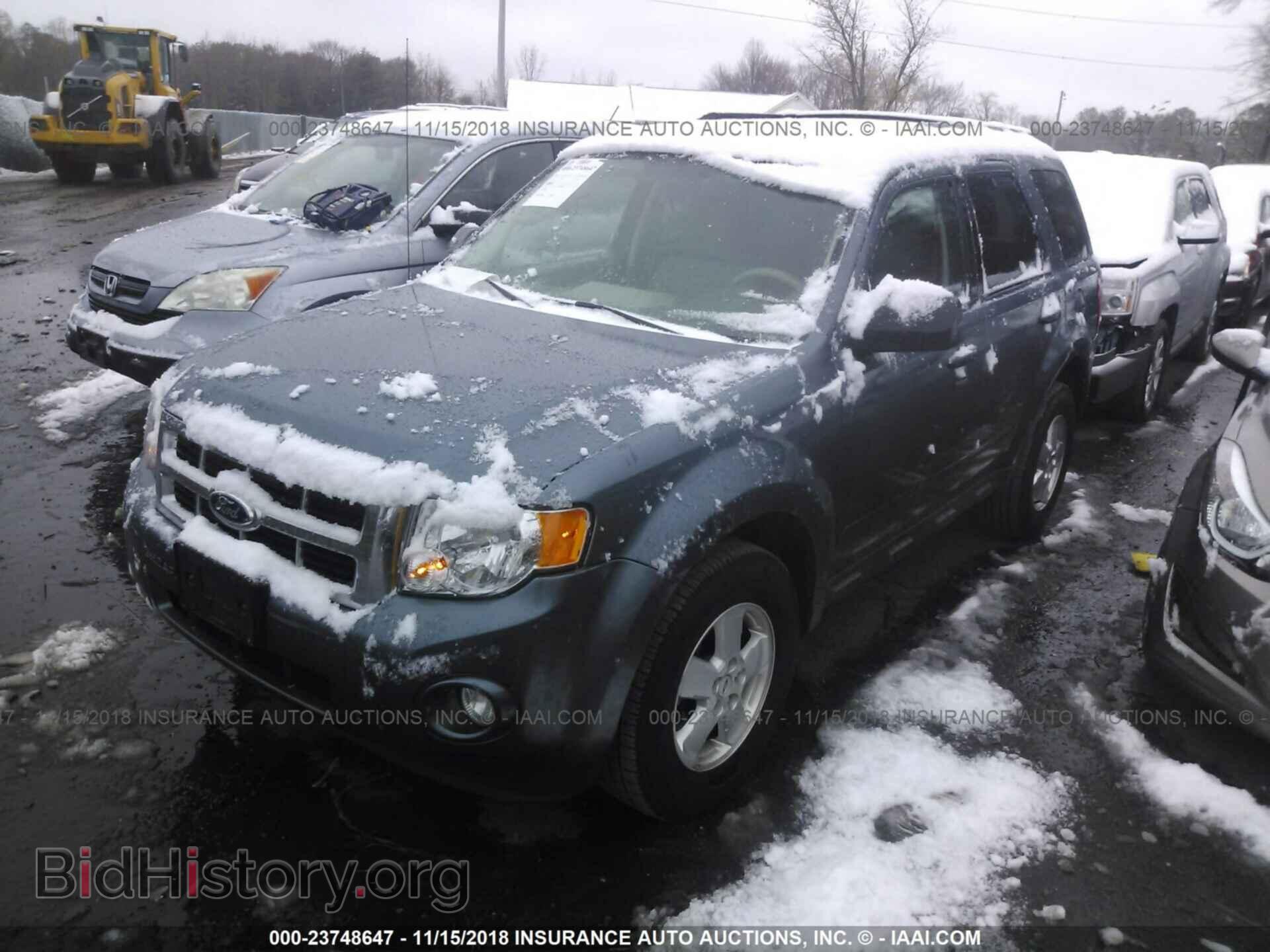 2011 Ford Escape - VIN: 1FMCU0D79BKB89114 - Фото 2