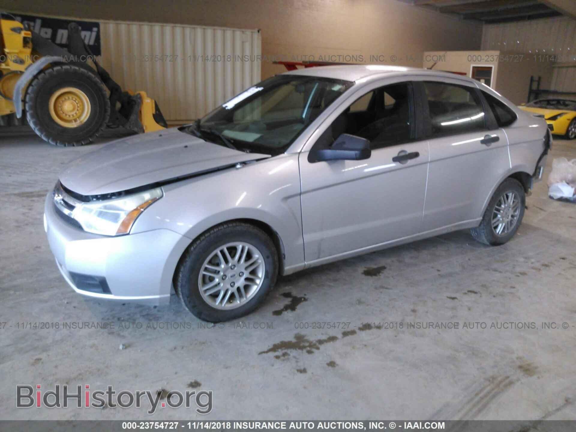 2011 Ford Focus - VIN: 1FAHP3FN3BW121646 - Фото 2