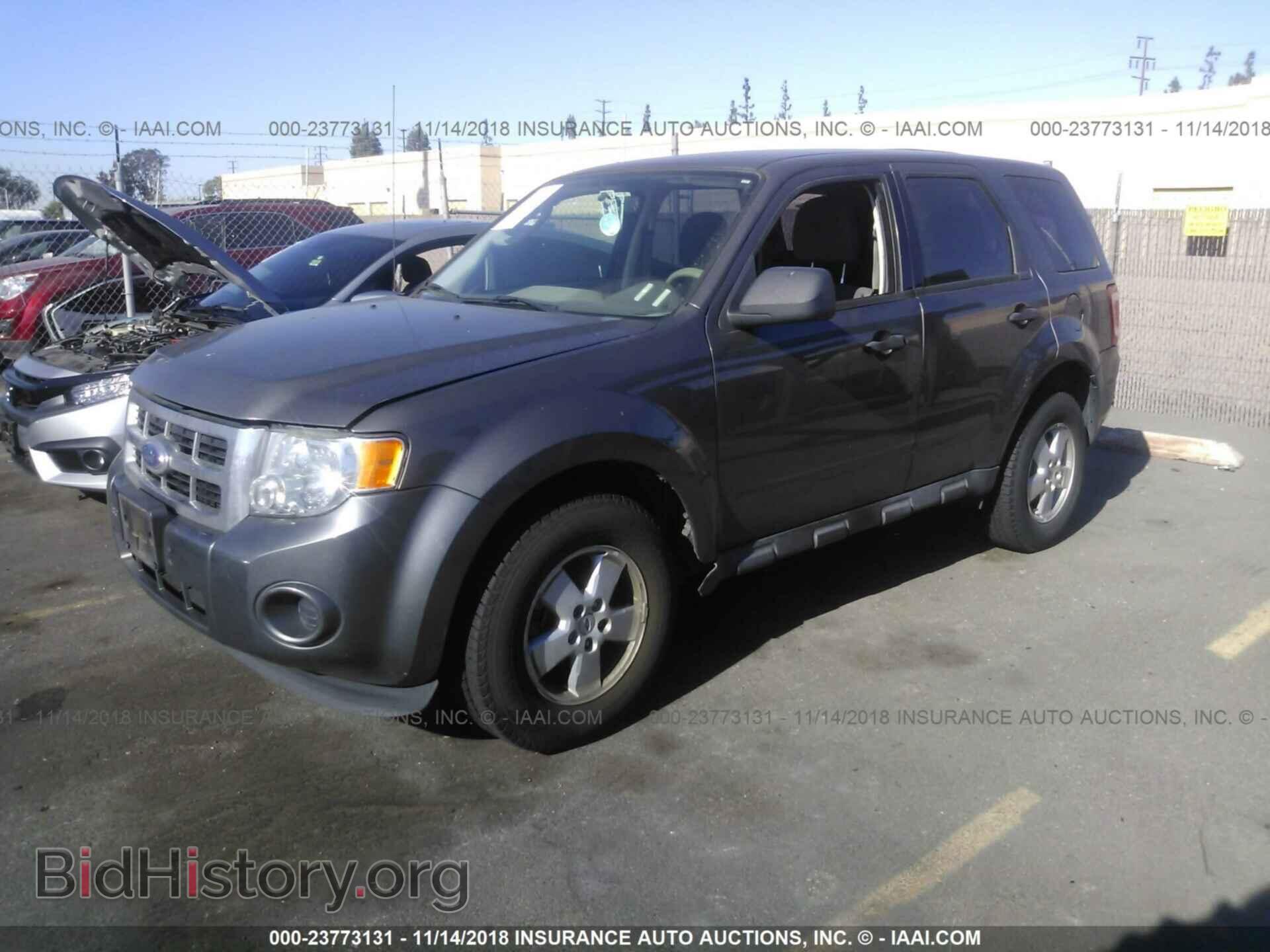 2011 Ford Escape - VIN: 1FMCU0C73BKC24733 - Фото 2