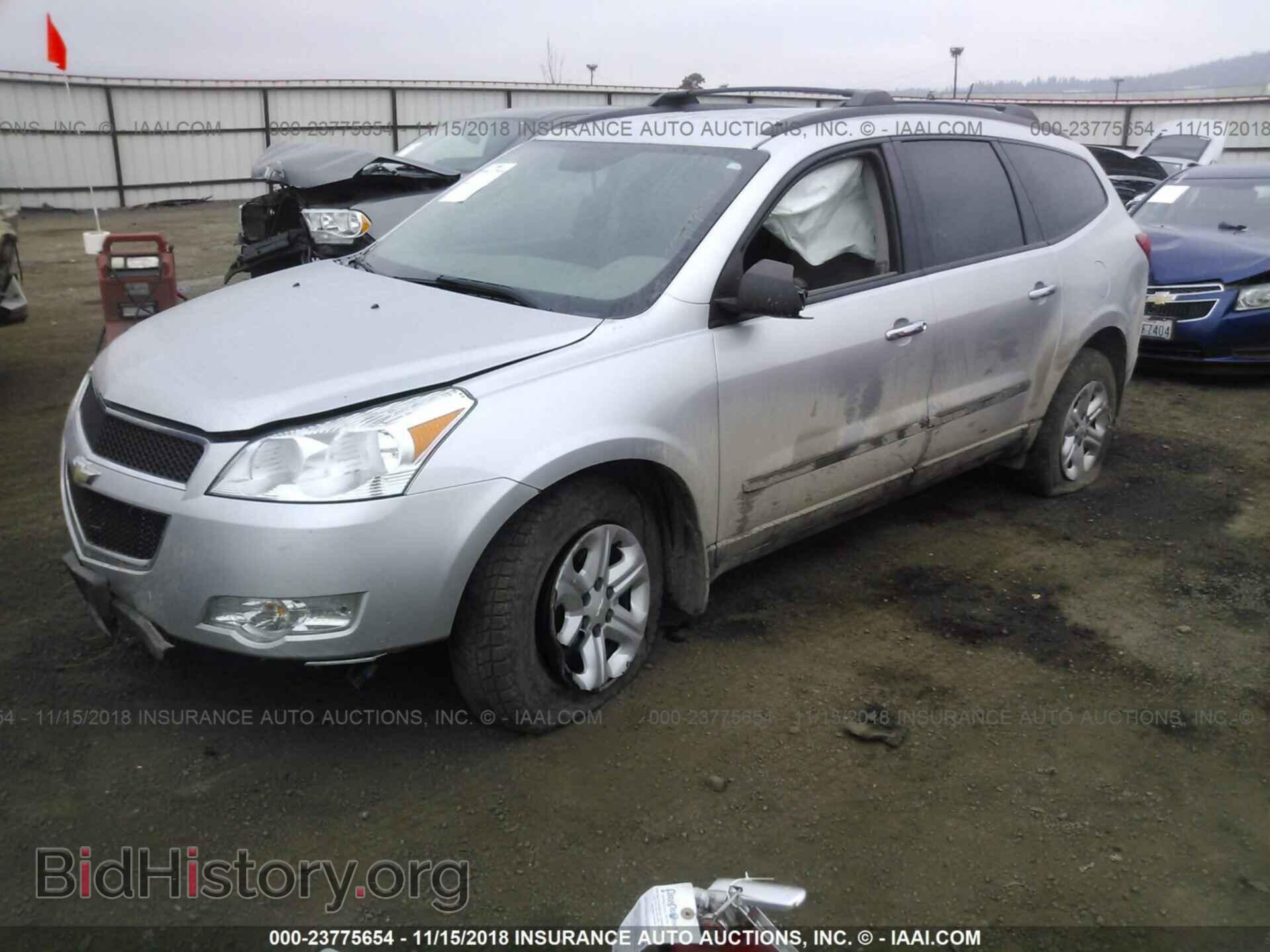 2010 CHEVROLET TRAVERSE - VIN: 1GNLVEED9AJ213300 - Фото 2