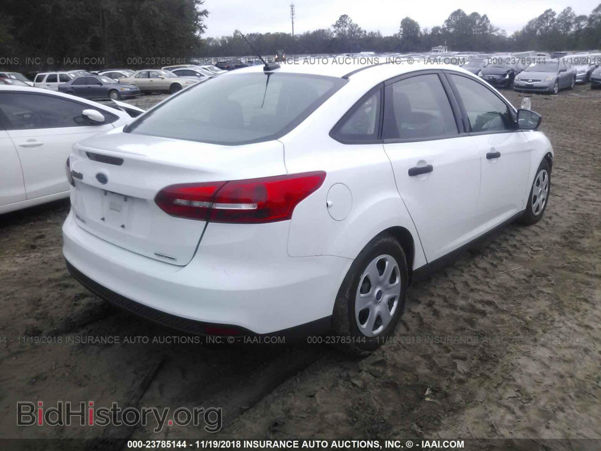 2016 Ford Focus - VIN: 1FADP3E28GL358759 - Photo 4