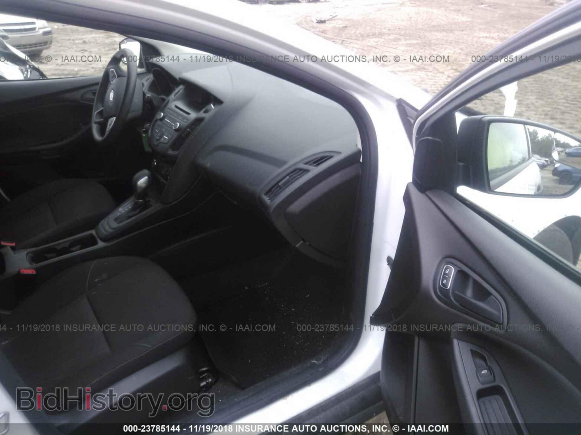 2016 Ford Focus - VIN: 1FADP3E28GL358759 - Photo 5