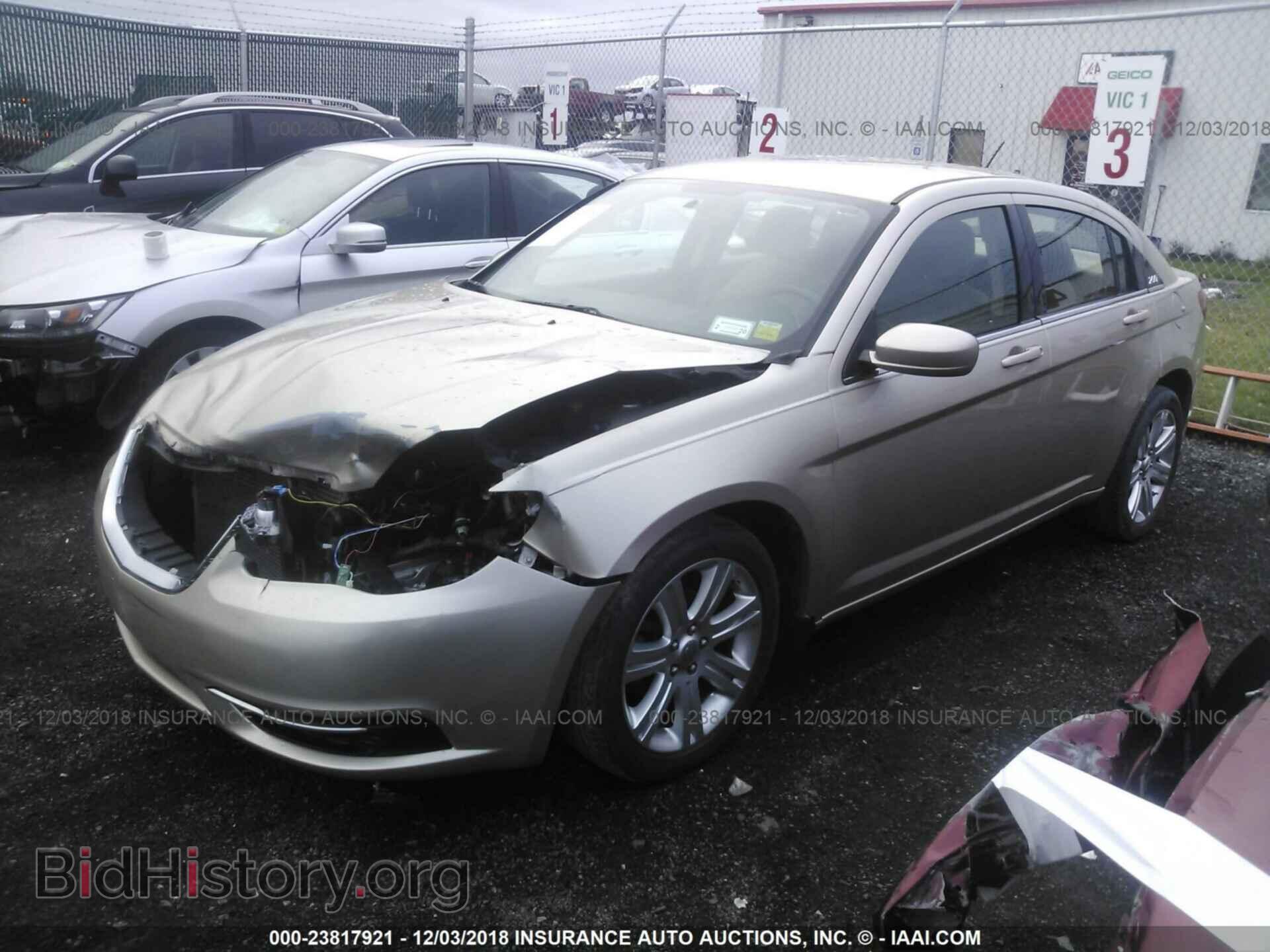 2013 Chrysler 200 - VIN: 1C3CCBAB8DN639918 - Photo 2