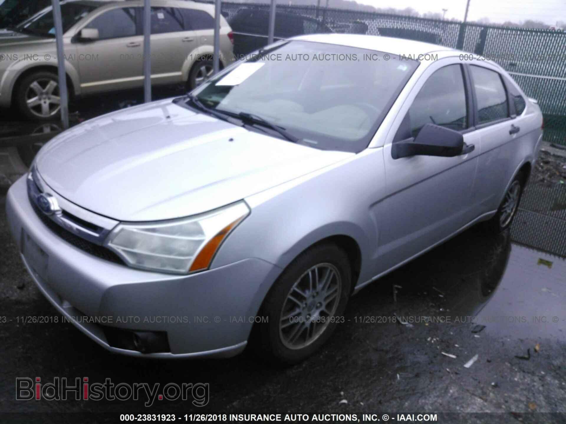 2011 Ford Focus - VIN: 1FAHP3FN8BW160281 - Фото 2