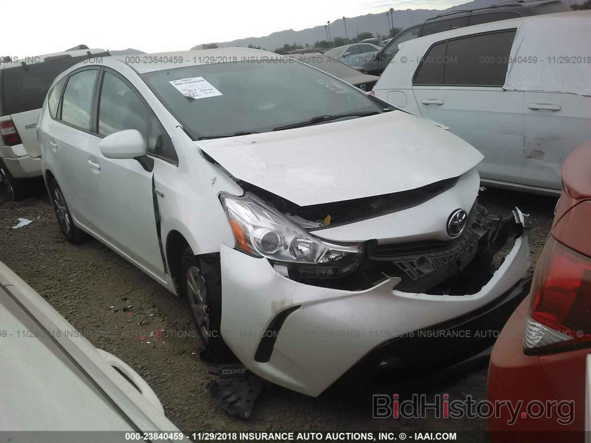 Photo JTDZN3EU0GJ053436 - Toyota Prius v 2016