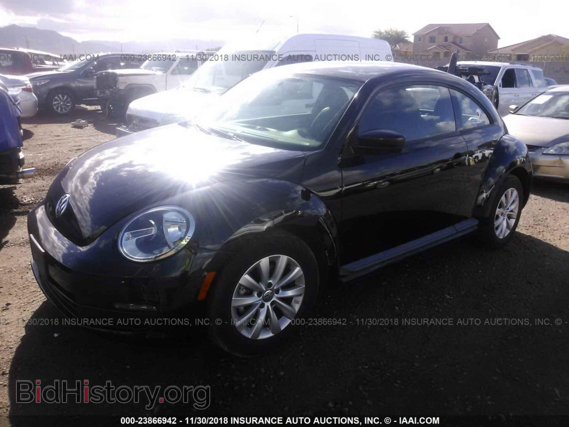 2013 VOLKSWAGEN BEETLE - VIN: 3VWFP7ATXDM654379 - Фото 2
