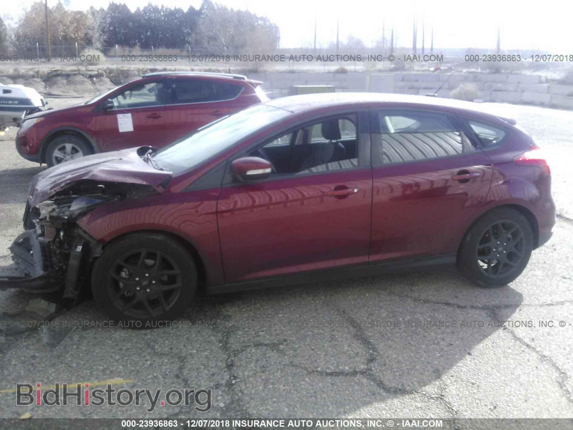 2016 Ford Focus - VIN: 1FADP3K21GL302781 - Photo 2