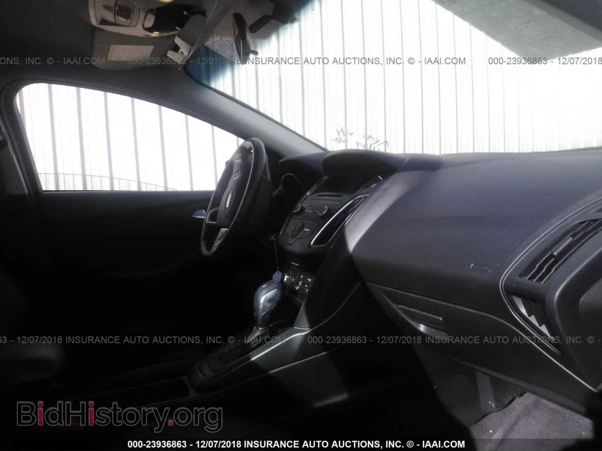 2016 Ford Focus - VIN: 1FADP3K21GL302781 - Photo 5