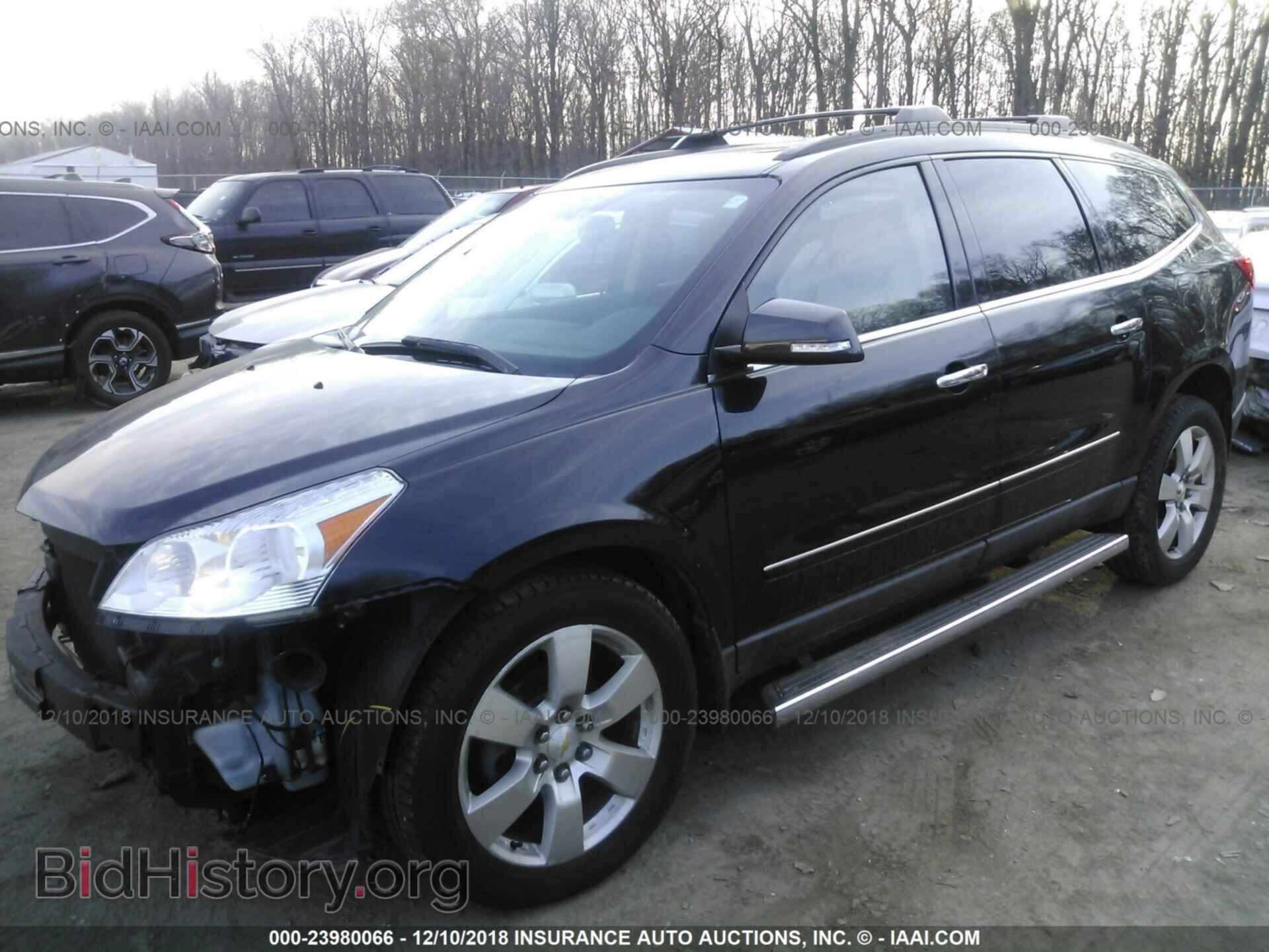 2011 Chevrolet Traverse - VIN: 1GNKRLED2BJ410301 - Фото 2