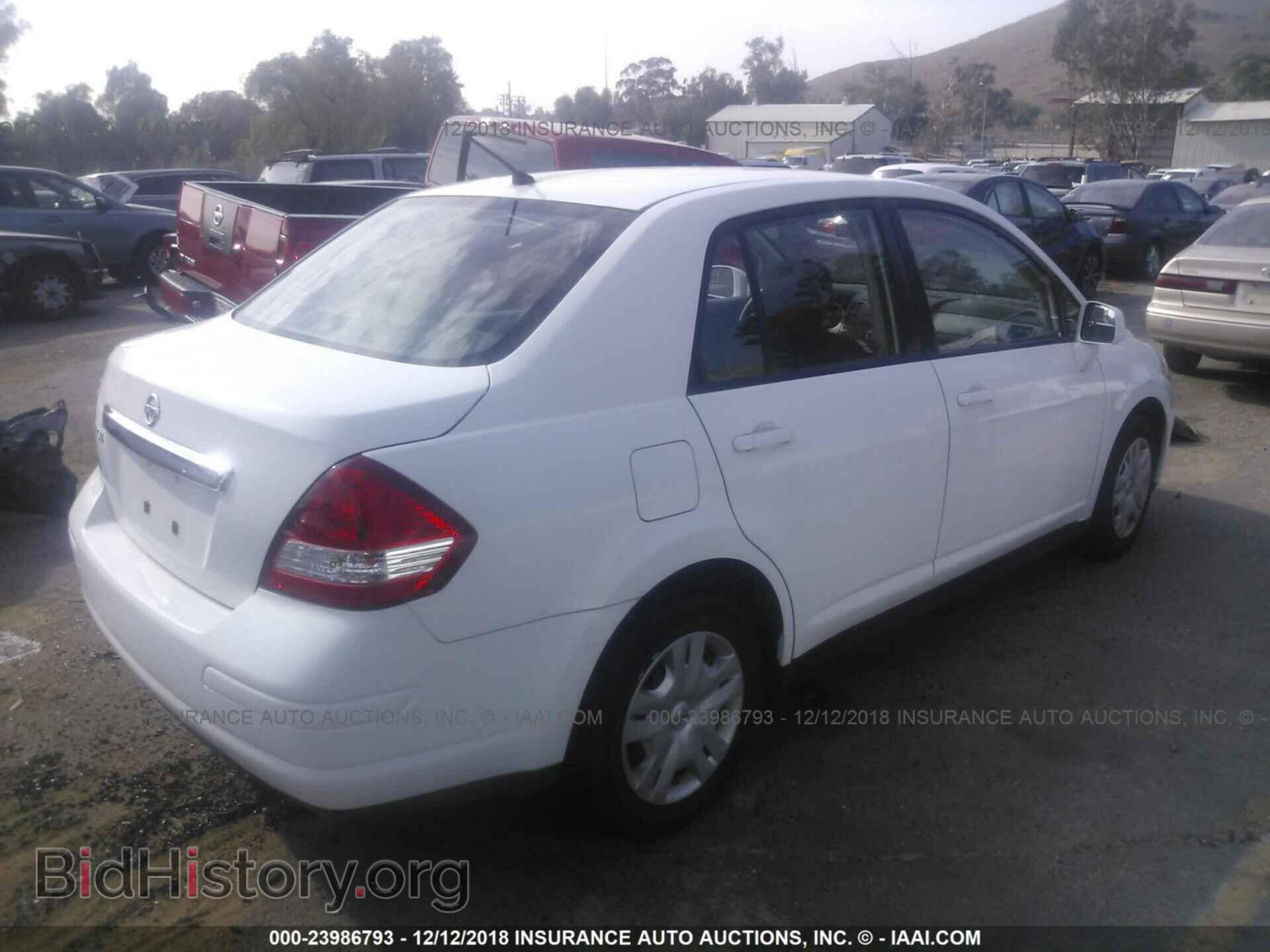 2011 Nissan Versa - VIN: 3N1BC1AP1BL373316 - Фото 4