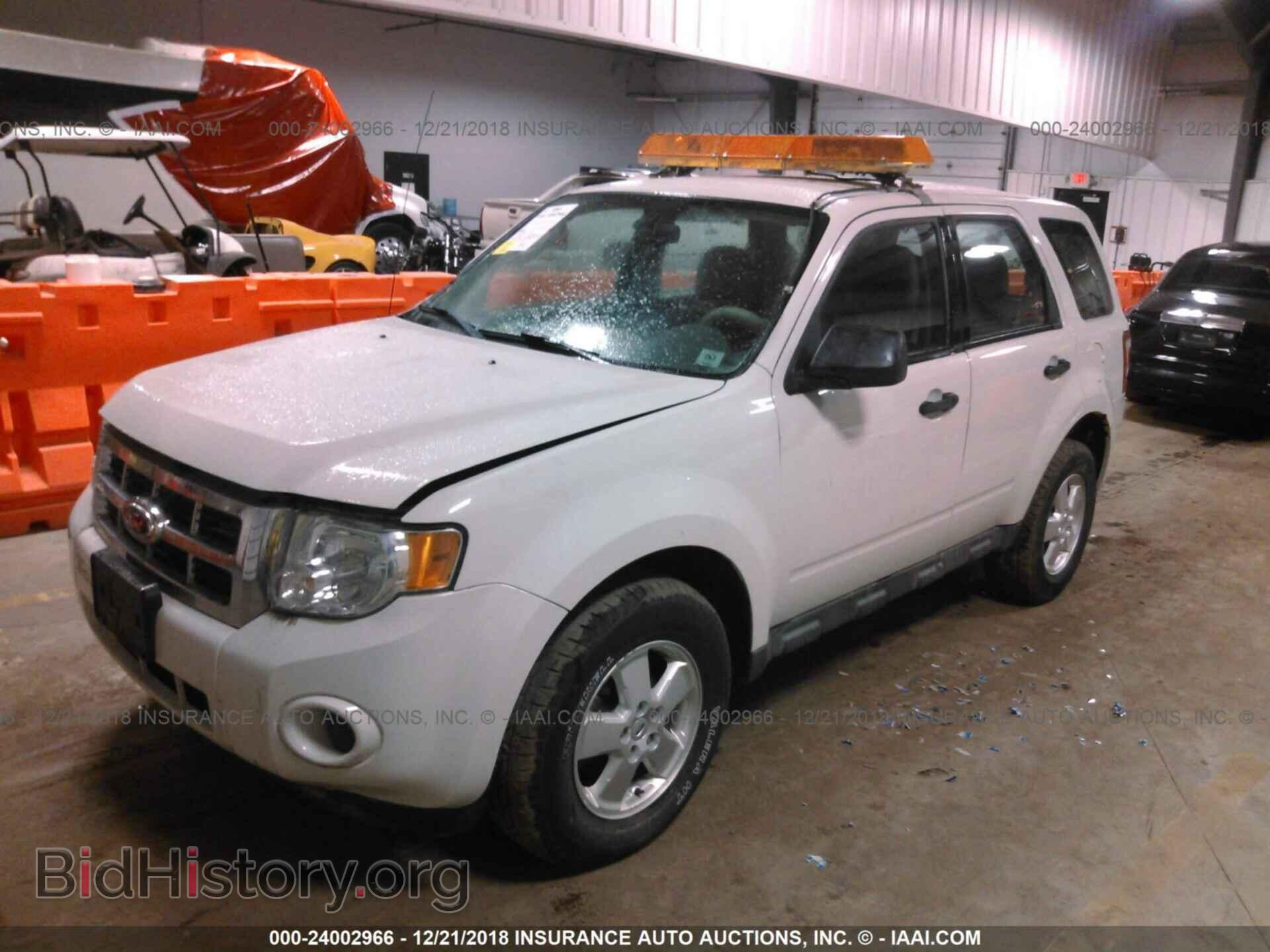 2011 Ford Escape - VIN: 1FMCU0C71BKC64812 - Фото 2