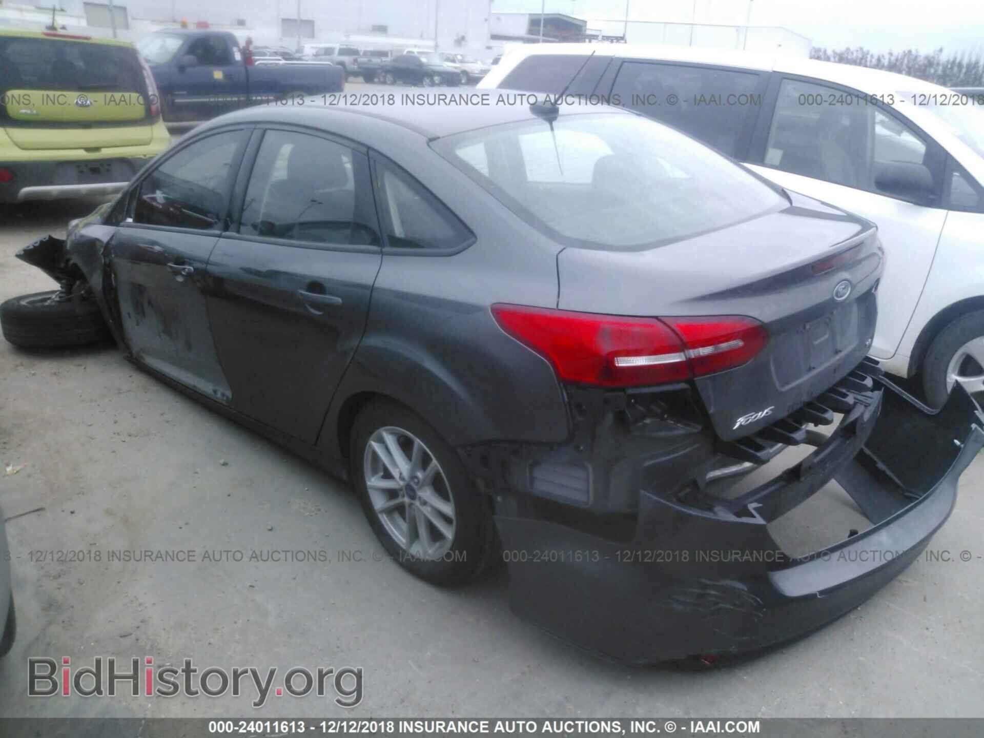 2018 Ford Focus - VIN: 1FADP3F29JL250575 - Фото 3