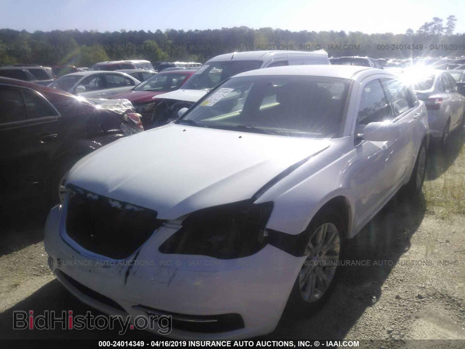 2013 CHRYSLER 200 - VIN: 1C3CCBAB3DN698584 - Фото 2