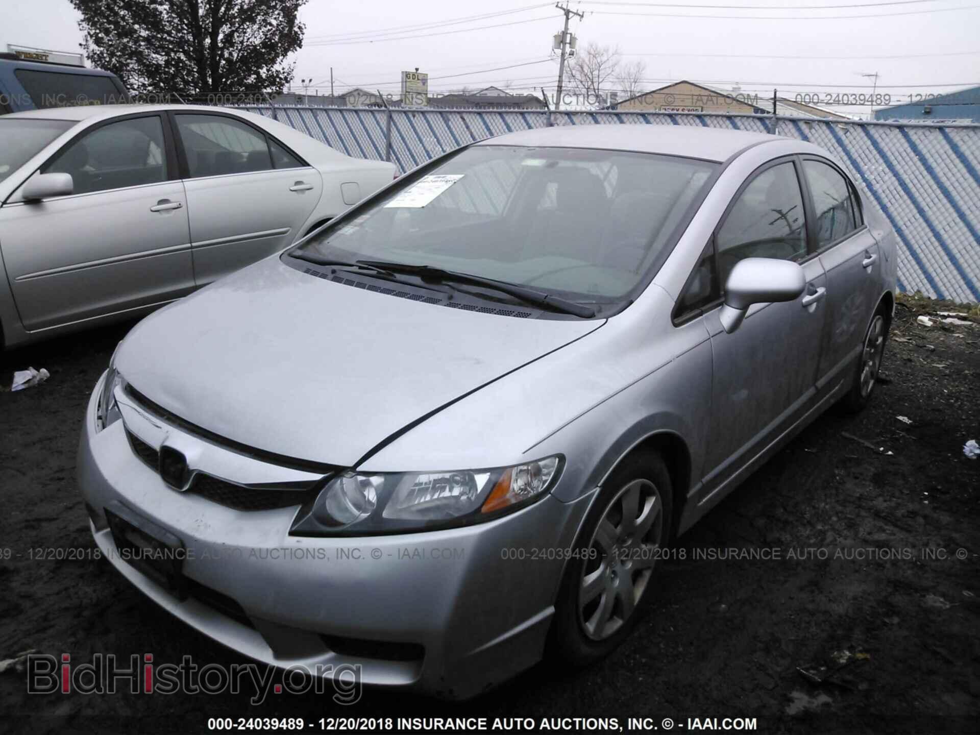 2011 Honda Civic - VIN: 19XFA1F52BE037643 - Фото 2