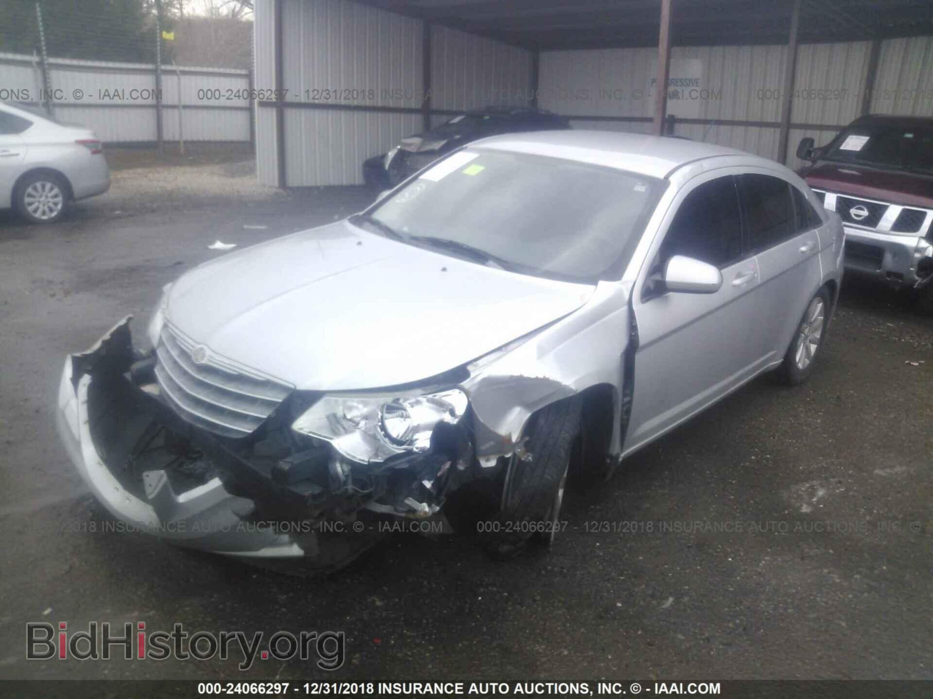 2010 CHRYSLER SEBRING - VIN: 1C3CC5FD6AN109048 - Фото 2